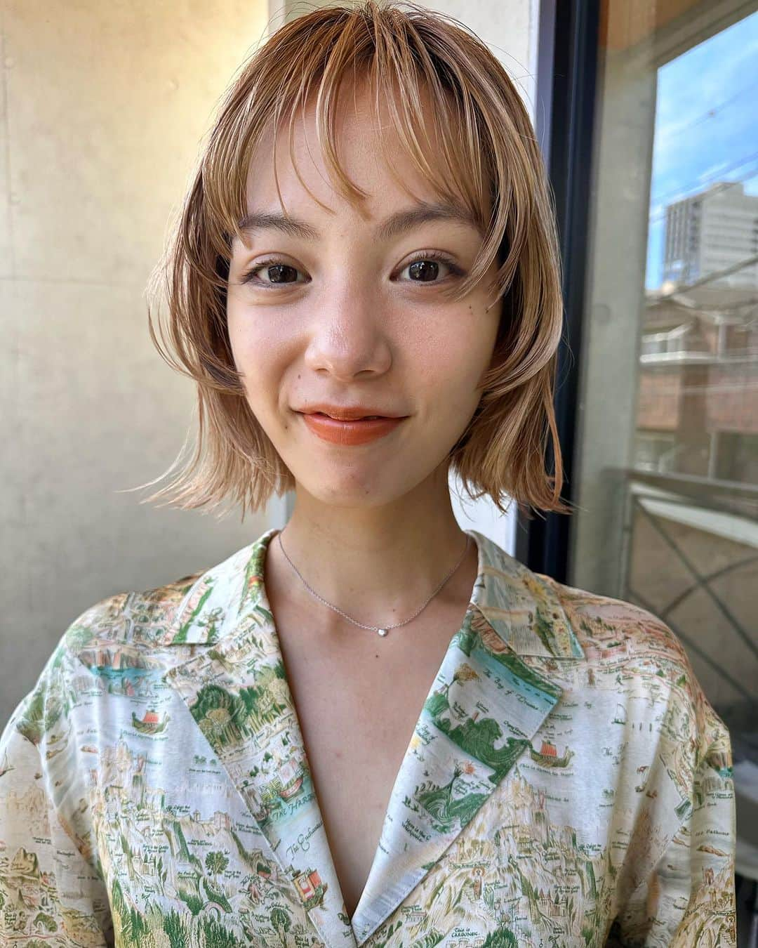 Yanagihara Hirokiのインスタグラム：「ハイトーンボブは人気です。 ・ 仕上げは @hay_natural  バーム3 オイル1の割合でスタイリングしています。  ・  9月から新しいクーポンでのご予約お待ちしています。  #キャンペーン#美容室#ヘアサロン#ボブ#ハンサムショート#ショートヘア#ケアブリーチ#ブリーチカラー#切りっぱなしボブ#外ハネボブ#マッシュショート #ブロンドヘア#表参道#フェイスレイヤー #フェイスレイヤー#ローライトカラー#ハイライトカラー  #1dk #ワンディーケー #アイディーケー  #1dkスタイリングオイル #1dkスタイリングソルベ #1dkスタイリングドロップ #lala_hair」