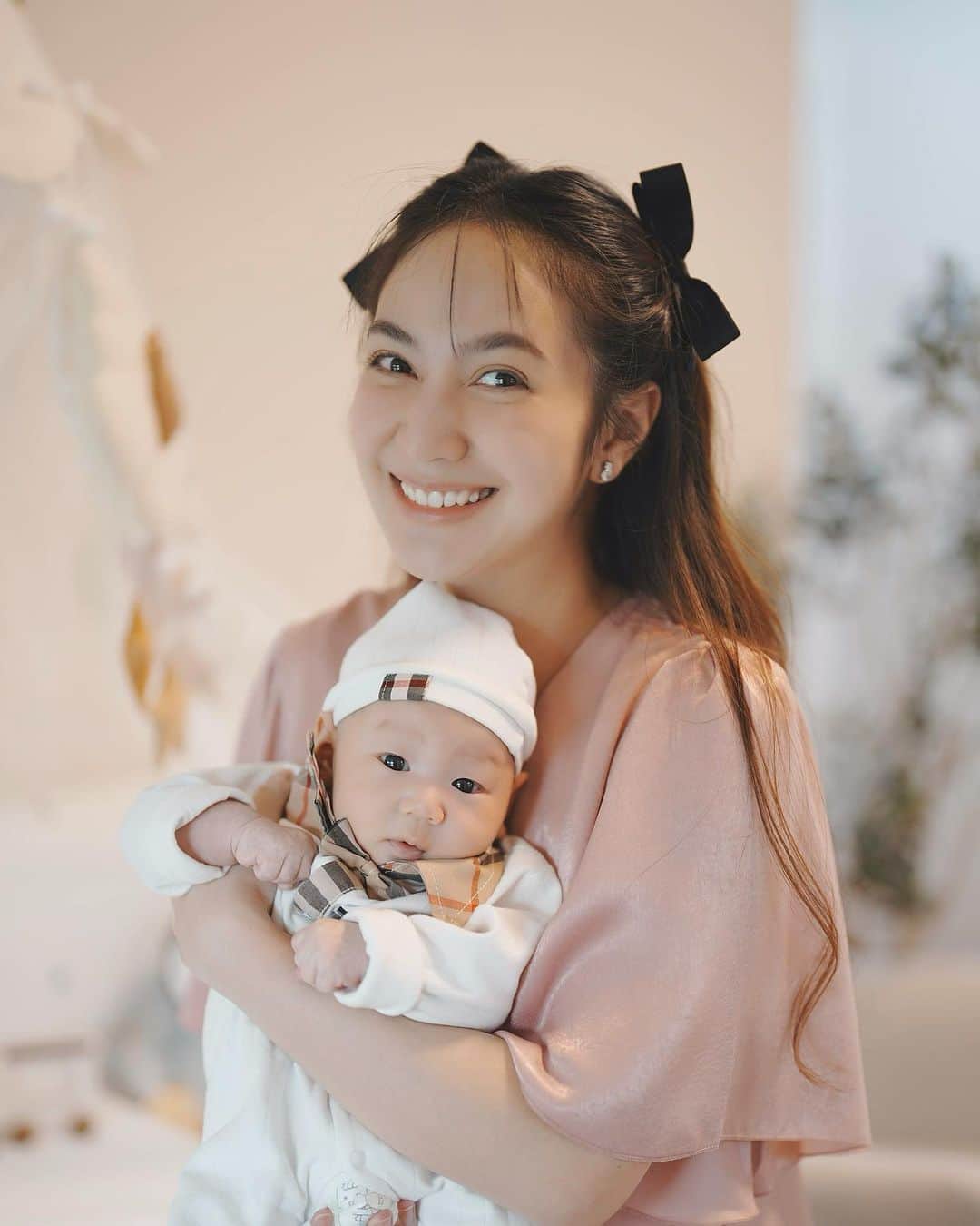 インヤのインスタグラム：「เสียงดังแค่ไหนลูกก็หลับได้ แต่ถ้าแม่จะนอนเมื่อไหร่ลูกตื่นเฉย! 😭  #ชีวิตแม่ลูกอ่อน #แพนด้า」