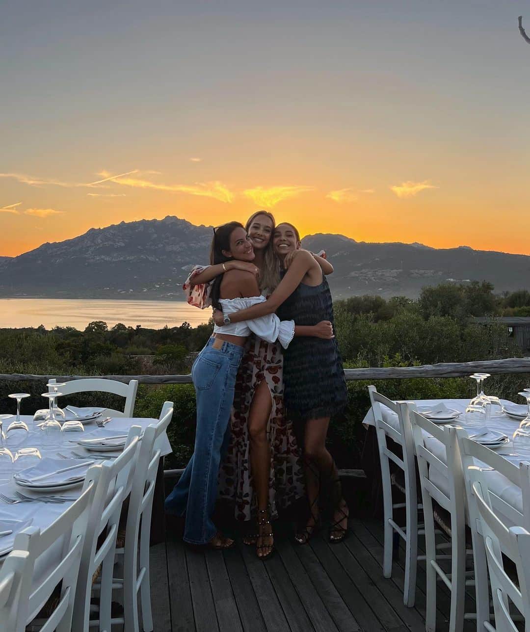 ヴィクトリア・ヴァルガのインスタグラム：「We like to laugh (too hard), eat ( too much ) and we are kinda crazy in the same way.❤️‍🔥 p.s I use to be normal until I met them.」