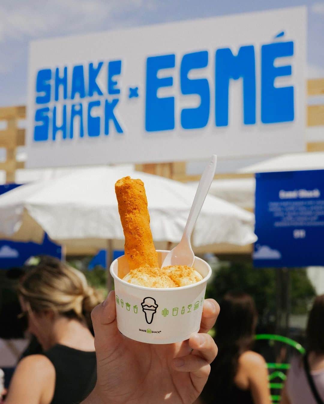 SHAKE SHACKさんのインスタグラム写真 - (SHAKE SHACKInstagram)「Shack Summer 2023 was one for the books! Swipe for some of our fav moments ☀️   1. A classic summer meal: ShackBurger, Spicy Cheese Fries + Strawberry Lemonade 2. A @lollapalooza moment 🎉  3. @citifield fun with our MVP Shake ⚾️ 4. Keeping cool at our Miami Pickleball event 🏓 5. Chicago @eeeeeatscon - Hot N Spicy Custard 🔥  6. Our @notcous Non-Dairy Chocolate Shake + Custard having a beach day  7. Good eats at our @sohohouse Pride party 8. Celebrating our newly-launched Veggie Shack with a Veg Out Picnic 🌱  9. Veggie Shack making friends with Avocado Bacon 🥑 10. National Dog Day at @madsqparknyc @dogsofshakeshack 🐶」8月31日 0時00分 - shakeshack