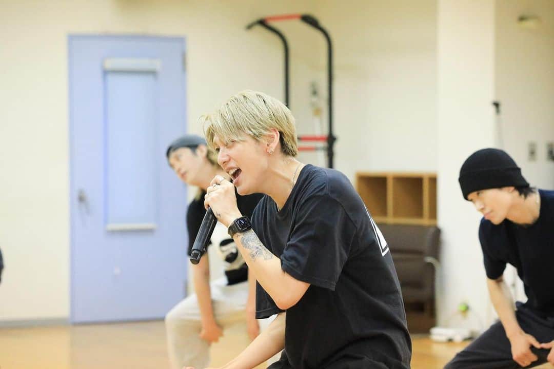 鍵本輝さんのインスタグラム写真 - (鍵本輝Instagram)「いよいよ！！ 2ペプラ手越 –TWO MAN ZEPP TOUR-が始まります😁 このフェスは本当に楽しみでしたし、手越くんからのお誘いが本当に嬉しかったです。 ライブをクリエイトする熱い気持ちは僕たちも同じなので、あっついライブにしたいと思います❤️‍🔥 手越くんのファンのHONEYYYの皆さんにもLeadのライブを楽しんでもらえるようにガチでいきますね💪もちろん駆けつけてくれる僕らのリーダーズにも✨ このライブをステップにツアーではさらに盛り上がっていきましょ！！ #Lead #手越祐也　くん #ツペプラ #フェス  あ、腕のタトゥーは今やっている作品の役柄で つけているタトゥーシールです🫣」8月31日 0時01分 - lead_akira