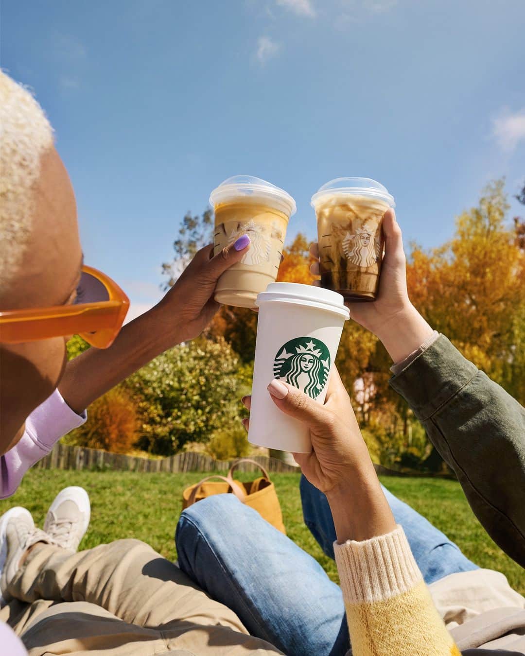 Starbucksのインスタグラム：「All for fall. ✨ 🤎 Iced Pumpkin Cream Chai Tea Latte 🧡 Pumpkin Spice Latte ❤️ Iced Apple Crisp Oatmilk Shaken Espresso」