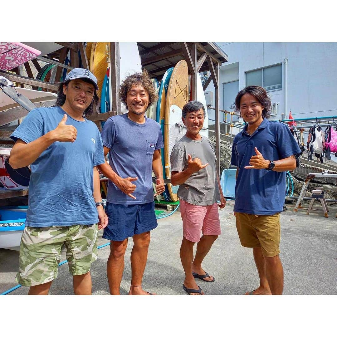 石川直宏さんのインスタグラム写真 - (石川直宏Instagram)「『Summer in Hayama & Yokosuka』  1泊2日、ゴルフとSUPで横須賀を堪能⛳️🏌️‍♂️🌊🏄‍♂️✨  1日目は葉山カンツリー倶楽部で横須賀の同級生たちとゴルフ🤝  ゴルフを始めてまだ1年未満だけど、かなりハマってます😎  スコアは、、、表情でお察しを 笑 でもドライバーとニアピンは僕に軍配が上がったかな🔥  グリーン周りのアプローチとパターは苦手🤪  とはいえ、楽しんだ人が優勝です🏆 笑  夜は"なおもろこし"とともに反省会🌽🍻  芯を愛し、芯に愛された漢😂 まあ面子が濃い🤣  2日目は @koaoutfitters でSUP🤙 久留和海岸・漁港を出発し、長者ヶ崎経由からちょこっとウネリを堪能し帰港。  落下しまくり 笑 でも楽しかったなぁ〜♪  濃い時間を仲間たちと過ごせました🤝  #DayOff #休日 #Hayama #葉山 #Yokosuka #横須賀 #Golf #ゴルフ #SUP #サップ #NaohiroIshikawa #石川直宏」8月31日 0時01分 - sgss.18