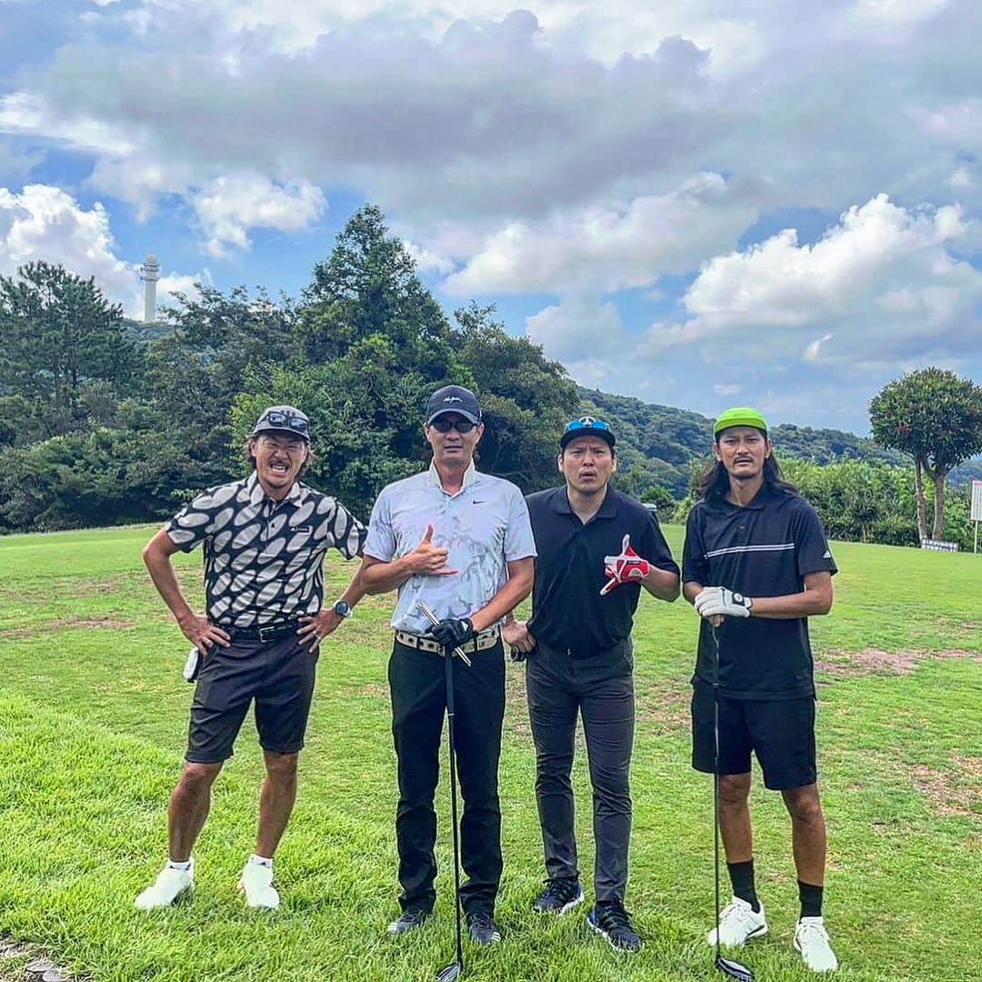 石川直宏のインスタグラム：「『Summer in Hayama & Yokosuka』  1泊2日、ゴルフとSUPで横須賀を堪能⛳️🏌️‍♂️🌊🏄‍♂️✨  1日目は葉山カンツリー倶楽部で横須賀の同級生たちとゴルフ🤝  ゴルフを始めてまだ1年未満だけど、かなりハマってます😎  スコアは、、、表情でお察しを 笑 でもドライバーとニアピンは僕に軍配が上がったかな🔥  グリーン周りのアプローチとパターは苦手🤪  とはいえ、楽しんだ人が優勝です🏆 笑  夜は"なおもろこし"とともに反省会🌽🍻  芯を愛し、芯に愛された漢😂 まあ面子が濃い🤣  2日目は @koaoutfitters でSUP🤙 久留和海岸・漁港を出発し、長者ヶ崎経由からちょこっとウネリを堪能し帰港。  落下しまくり 笑 でも楽しかったなぁ〜♪  濃い時間を仲間たちと過ごせました🤝  #DayOff #休日 #Hayama #葉山 #Yokosuka #横須賀 #Golf #ゴルフ #SUP #サップ #NaohiroIshikawa #石川直宏」