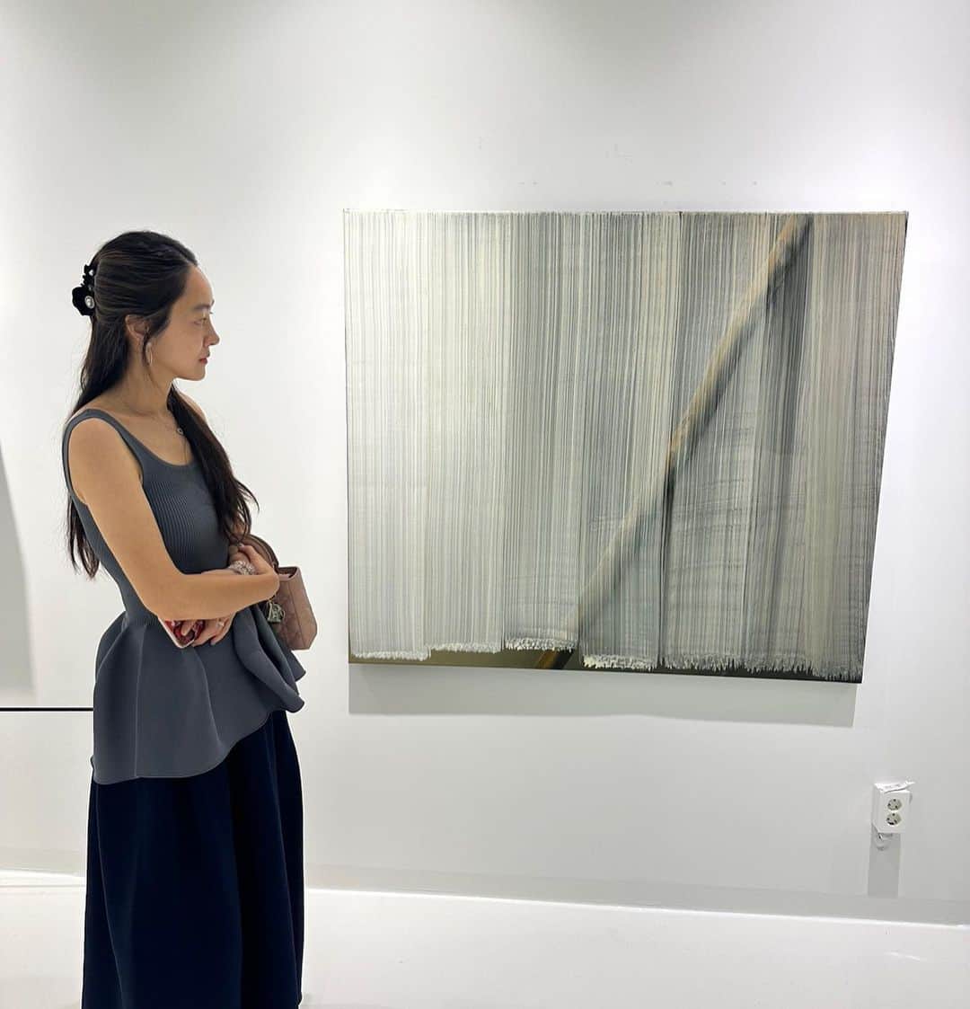 のインスタグラム：「호흡 한번에 한줄씩 7번의 붓칠👏#송현숙작가님  #sterlingruby 새로운 작품  #alexkatz 할아버지 화풍이 바뀌셨어요☺️  올해 프리즈에서는 작년과 달리 마스크를 벗고 볼 수 있다는것😷」