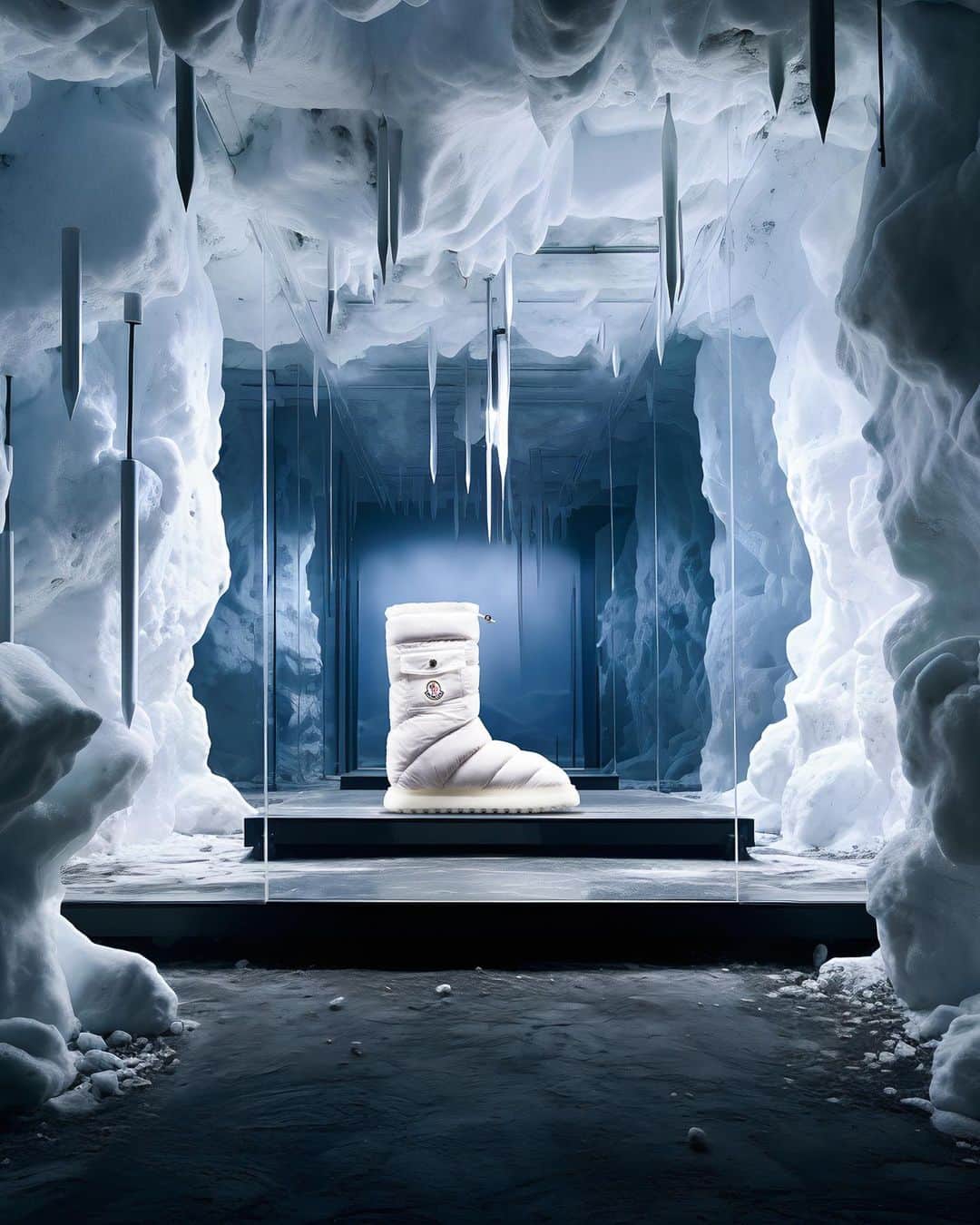モンクレールのインスタグラム：「The iconic Gaia Pocket winter boot: boudin-quilted, like Moncler’s beloved jackets.  Insulated, waterproof style for après-ski slopes and slick city streets - available now in snow white, or all black.   Shop the Gaia Pocket at Moncler.com.」