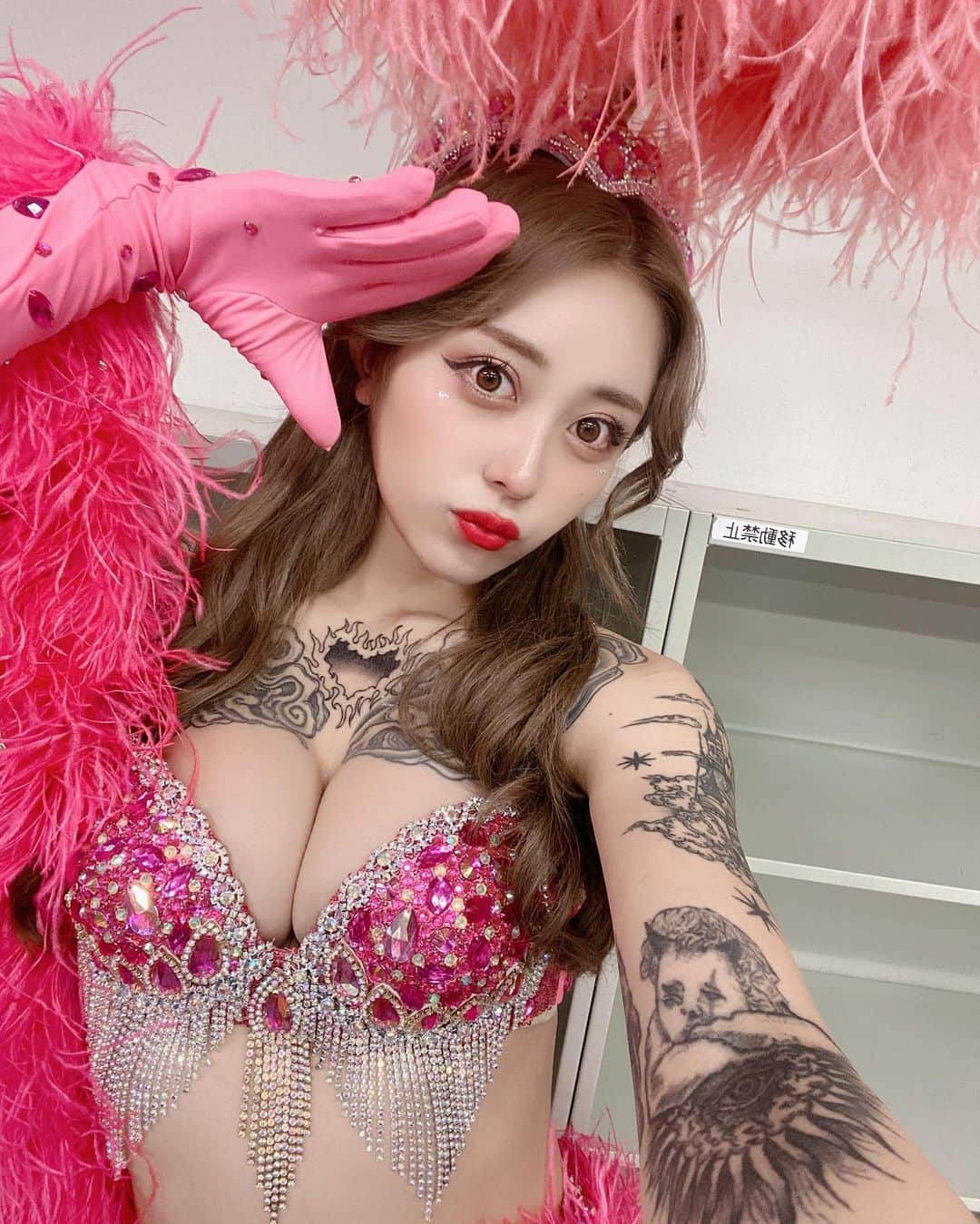 みなさんのインスタグラム写真 - (みなInstagram)「#ヘラヘラ三銃士 LIVE バーレスク東京の 選抜メンバーで盛り上げてきました🦚💖💕 数分が一瞬だったけど、素敵な出演者の方々と、同じステージで、踊れたのがうれしかった♡ コロナ禍おわってからの、爆音、声出せる環境でLIVEとかフェスがほんとに、だいすき！！🫀🩷🩷💣 ありがとうございました♡ どれが盛れてるかわからないのでたくさんのせる(⑉･̆༥･̆⑉)」8月31日 0時12分 - mina_burlesque