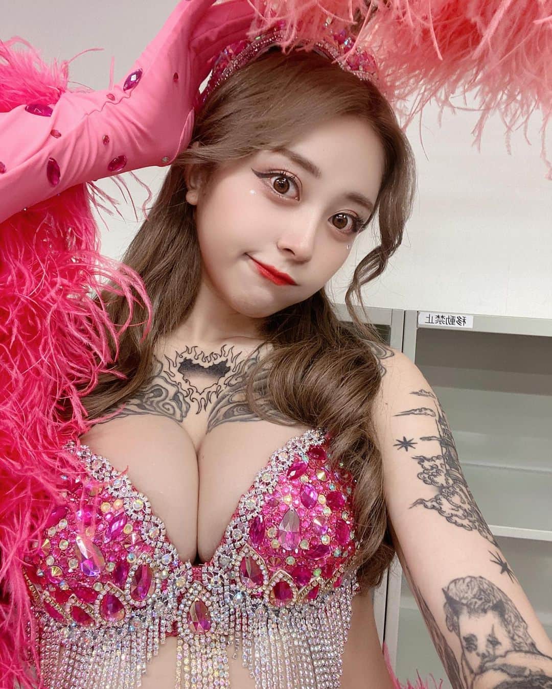 みなのインスタグラム：「#ヘラヘラ三銃士 LIVE バーレスク東京の 選抜メンバーで盛り上げてきました🦚💖💕 数分が一瞬だったけど、素敵な出演者の方々と、同じステージで、踊れたのがうれしかった♡ コロナ禍おわってからの、爆音、声出せる環境でLIVEとかフェスがほんとに、だいすき！！🫀🩷🩷💣 ありがとうございました♡ どれが盛れてるかわからないのでたくさんのせる(⑉･̆༥･̆⑉)」