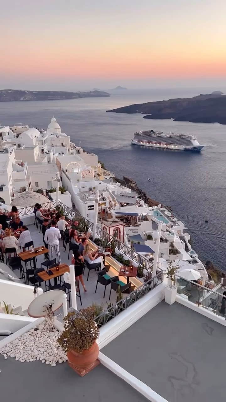 Wonderful Placesのインスタグラム：「Sunset in Santorini @christinatouloumtzidou 😍😍 Tag your travel partner!!! 🙌🏼🙌🏼 . 📹 ✨@christinatouloumtzidou✨ 📍Santorini - Greece 🇬🇷  #wonderful_places for a feature ♥️」