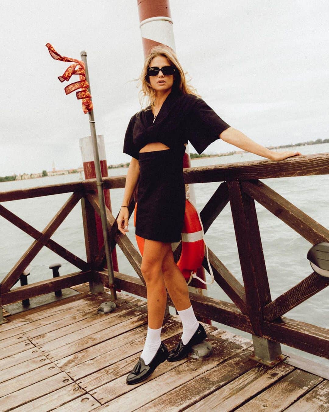 サントーニのインスタグラム：「Direct from La Serenissima, modern Italian style. @cristina__marino arrived in Venice for the city's 80th annual Film Festival wearing the new #SantoniAndrea tasseled loafer.  #Santoni #InSantoni #Venezia80 @labiennale」