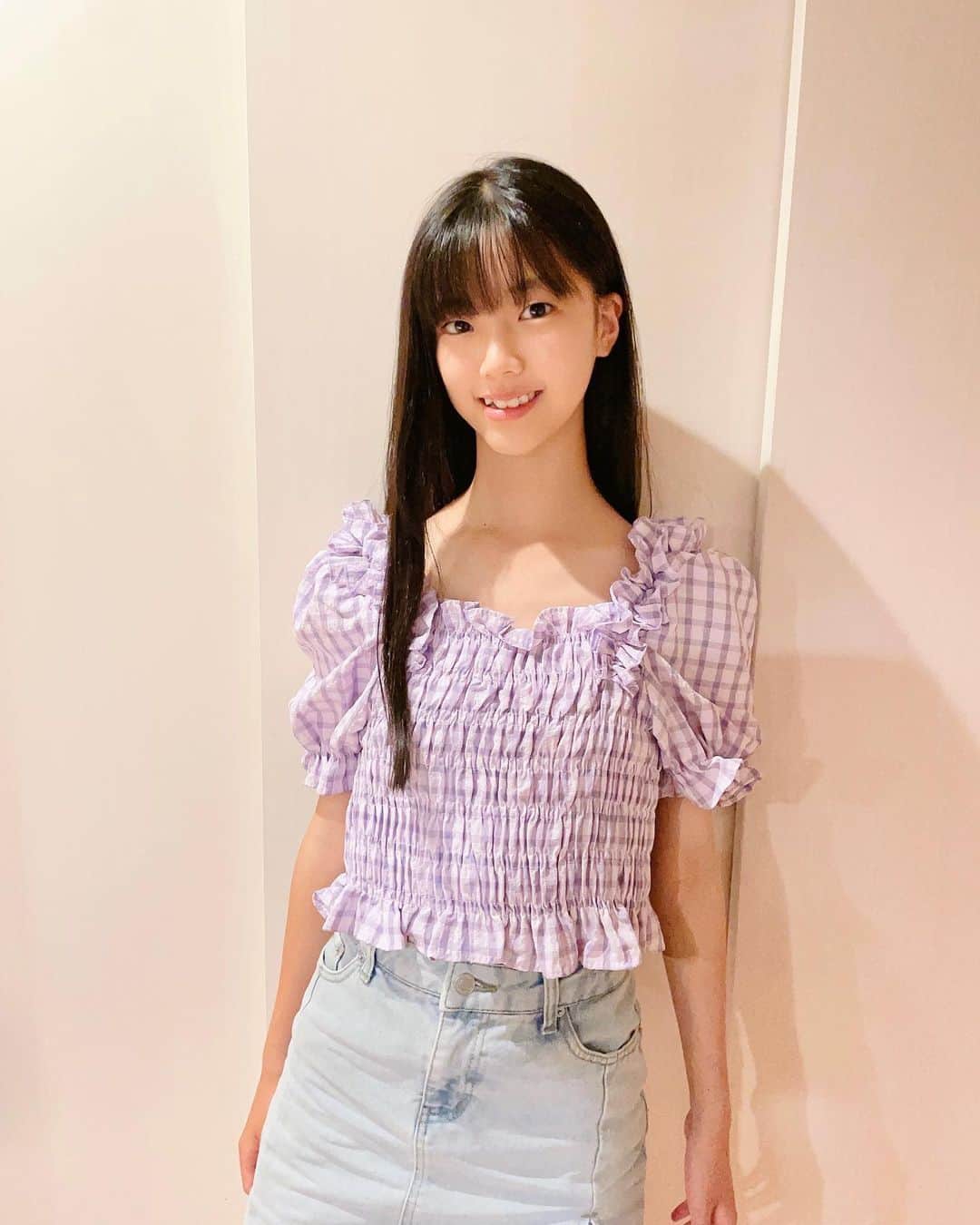 北島澪のインスタグラム：「✨✨✨✨✨✨✨✨✨✨✨  紫✖️デニム 💜  トップスは、 You♡Meeの柊凪美咲ちゃん が、シトロン全員に🎁🥹🫶💕  ありがとうございます‼️  ✨✨✨✨✨✨✨✨✨✨✨  #夢アドシトロン  #モデル  #紫  #チェック  #トップス  #デニム  #フリル  #2way  #オフショル  #ファッション  #北島澪」