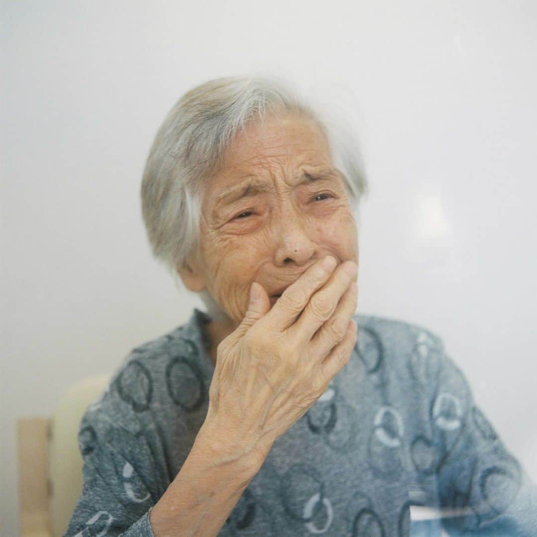 kazuyukikawaharaさんのインスタグラム写真 - (kazuyukikawaharaInstagram)「今年の8月の空は残酷なほど青かった。  畑仕事で赤黒く日焼けしていた祖母の手は、細く白くなっていた。 「少しでいいからウチに帰りたい」とパーテーション越しに涙を流した祖母。 その泣き方は小さな子供のようだった。  撮る残酷さと、写真に写すことで続く（はずの）希望が自分の中でせめぎ合う。 ・  #hasselblad #film #filmphoto #filmphotography #filmcamera #instagramjapan #instagram #ハッセルブラッド#shotonfilm #kodak #kodakportra400 #kodakfilm #lifewithkodak #kodakprofessional #madewithkodak  #inspiredwithhasselblad #grandmother #filmphotomag」8月31日 0時19分 - kazuyukikawahara