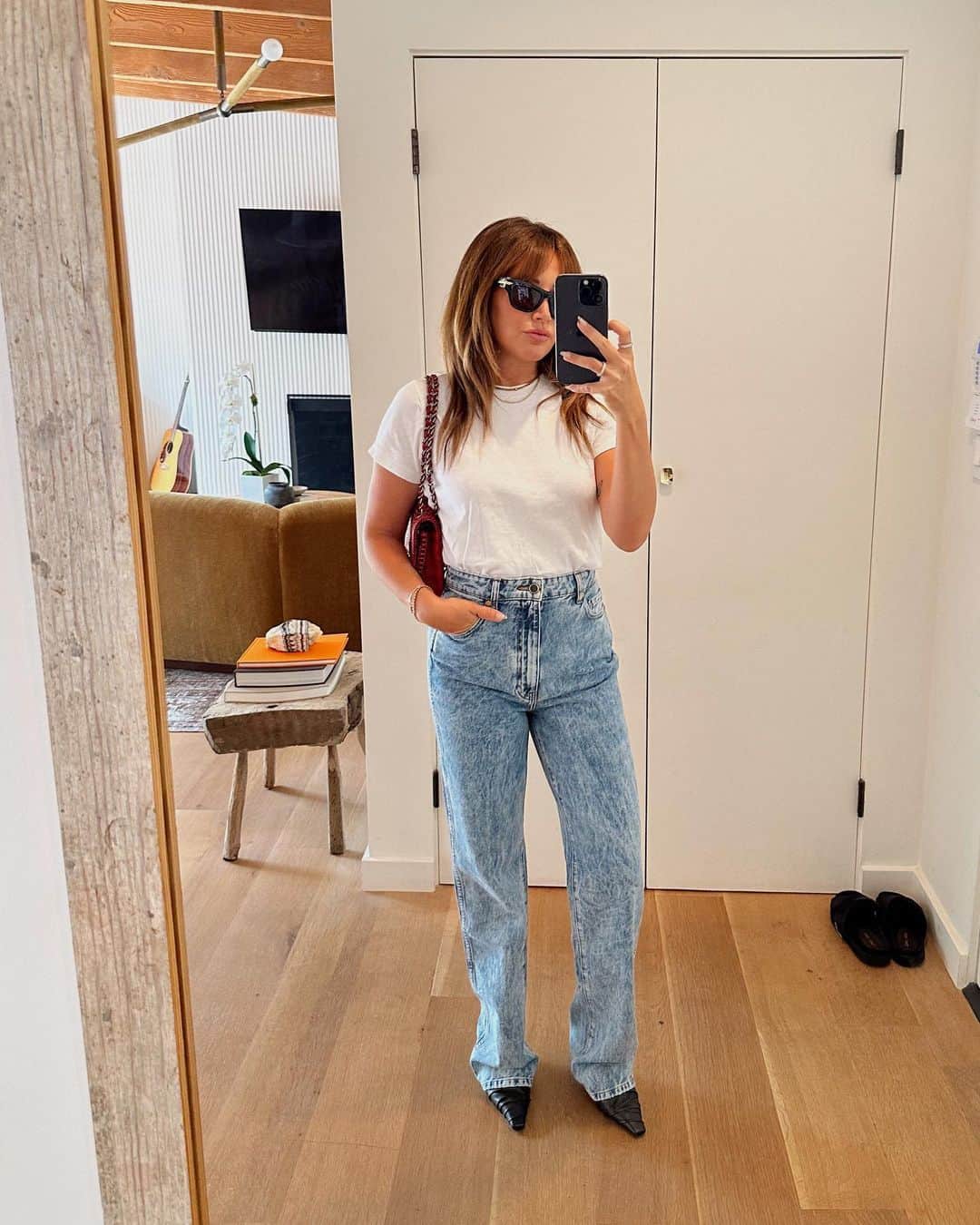 アシュレイ・ティスデイルのインスタグラム：「a blue jeans and white tee kind of day 🤍」
