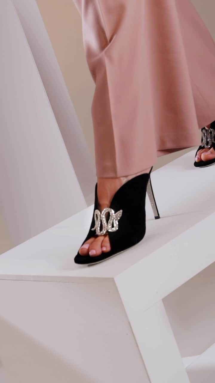 のインスタグラム：「Exude French flair and timeless style with the Audry open-toe sandal.   #ReneCaovilla」