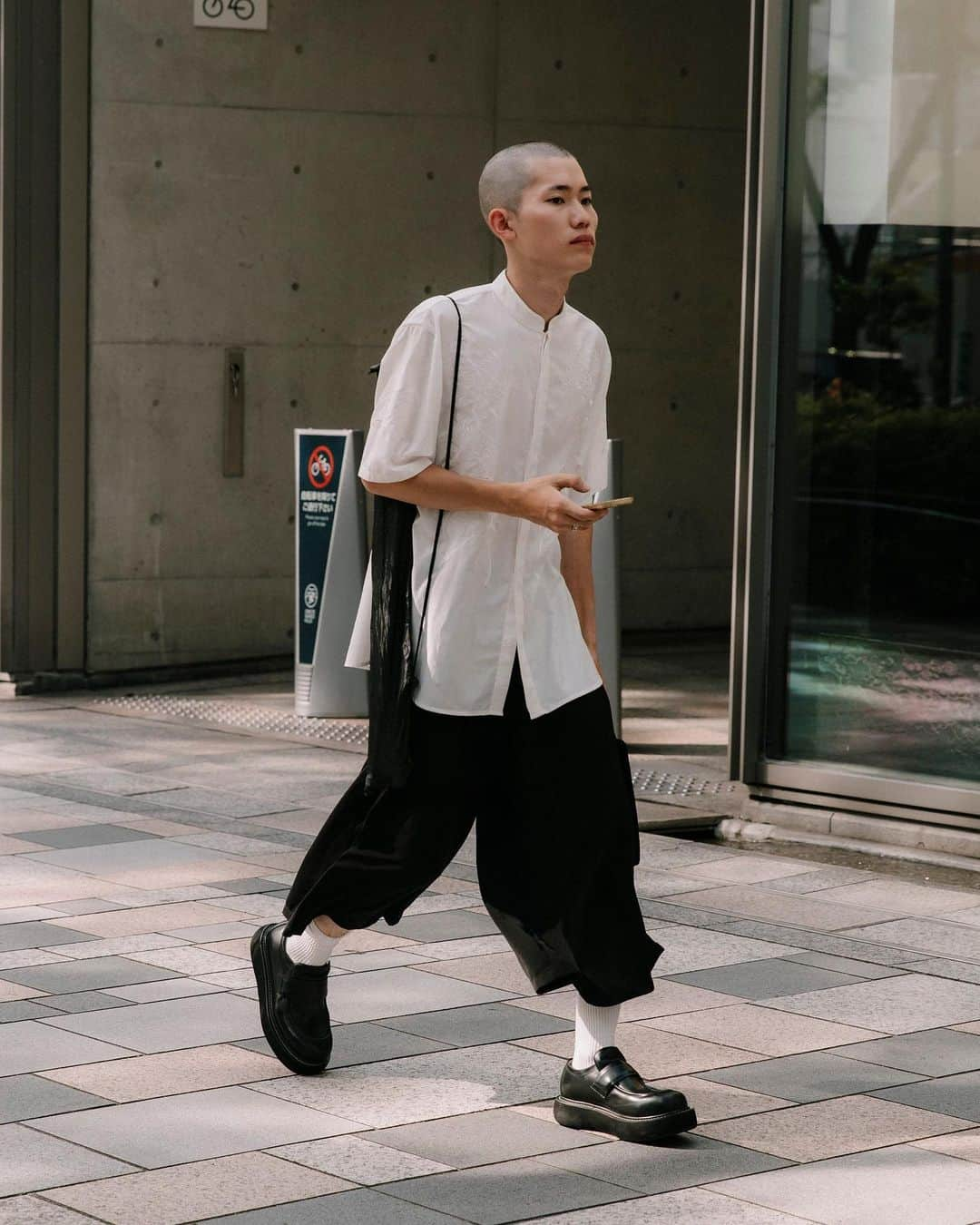 Vogue Runwayさんのインスタグラム写真 - (Vogue RunwayInstagram)「We’re back in Tokyo for the spring 2024 shows, but this time with a new photographer on the ground—Momo Angela (@angelapeachy) —who’s showing us the city through her eyes. As guests make their way to the shows, there seems to be a seasonal uniform shaping up: The white shirt. Twist it, flip it, and reverse it—turns out fashion week uniforms don't differ much from those we wore to school. Stick to what you know, they say. Tap the link in bio for the best street style from #TokyoFashionWeek.」8月31日 0時34分 - voguerunway