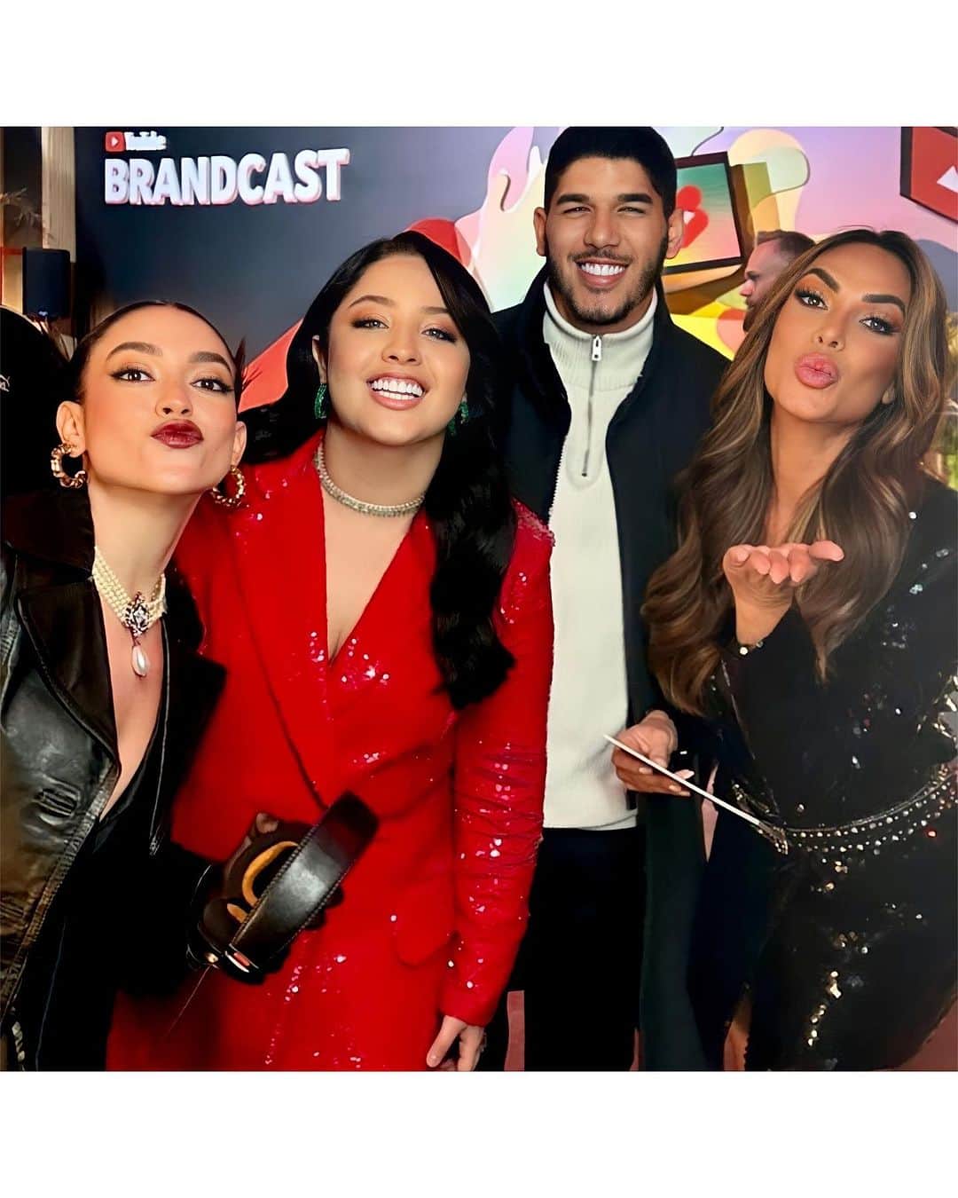 Nicole Bahlsのインスタグラム：「Ontem foi dia de Brandcast, evento do @youtubebrasil para marcas e criadores de conteúdos… Eu e @valenbandeira agitamos os bastidores do evento rsrs Foi incrível 😍🎬🤝  Stylist @paulozelenka  Look @amarantedobrasil  Botas @suzanasantoscalcados」