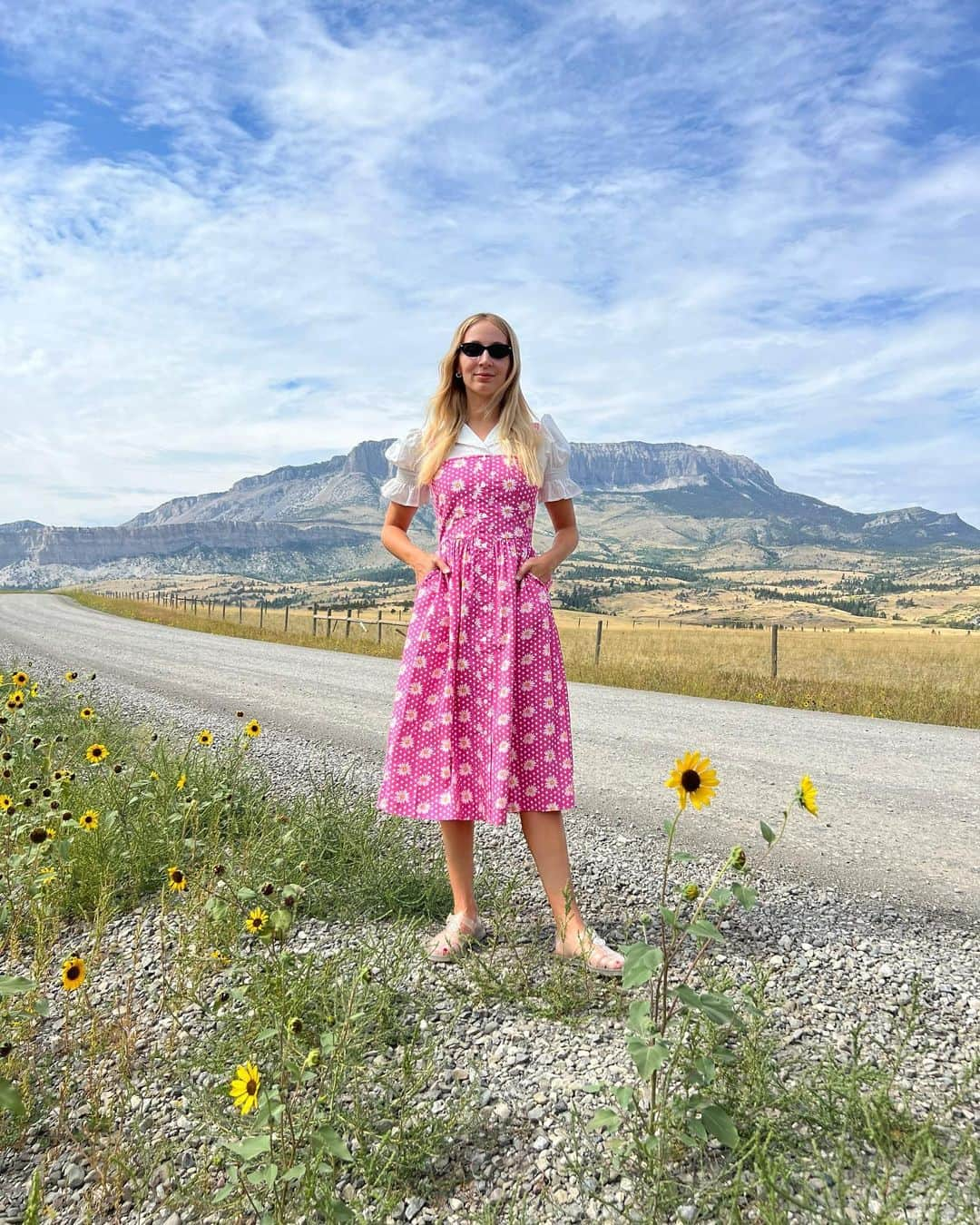 ハーレー・ヴィエラ・ニュートンのインスタグラム：「Thought I had lost these jelly shoes forever but found them right here on the side of the road 24hrs later, I wonder what creatures they met!!」