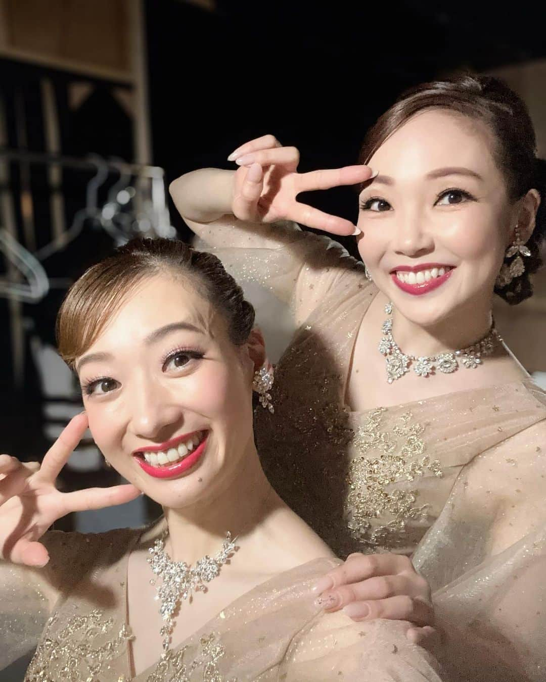 音波みのりさんのインスタグラム写真 - (音波みのりInstagram)「. ドレス写真👗 素敵な衣装も用意して頂きました😊  あんるちゃんと  星組時代の 懐かしい楽曲を 一緒にコーラスさせて貰いました🎼 新たなコーラスも沢山で 譜面と向き合う時間も 尊い時間でした🥹  改めて 青木先生の創られた楽曲の 素晴らしさと向き合わせて頂き さらに好きになりました❤️  宝塚の曲やっぱり好きです❣️  ナポレオンシリーズで 当時を想い出す様な でも新たな ゾクゾクする振付をして下さいました 森優貴先生 素敵な振りを 歌いながら踊れて幸せでした❤️  チエさんの力強いダンスも また近くで見れて幸せでした〜  #レオンマストゴーオン #ディナーショー #想い出写真 #夢妃杏瑠 さん #コーラス #音楽 #青木朝子 先生 #振付 #若央りさ 先生 #改めて語らせて頂きます #森優貴 先生 #衣装 #加藤真美 先生  #音波みのり」8月31日 0時31分 - minoriotohaofficial.2022