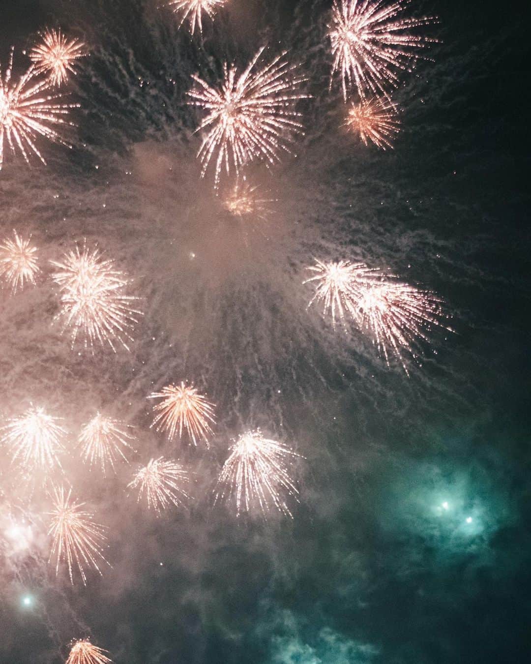 Yuma Takatsukiさんのインスタグラム写真 - (Yuma TakatsukiInstagram)「. . . fireworks . . . . . . いろんな花火の詰め合わせ。 ⁡ 今日はITTOKOで毎月やってる テーマフォトで花火がテーマやったから いろんな花火を集めてみました。 ⁡ 来年こそ花火行きたい。 ⁡ それでは今日もお疲れさまでした！ . Japan X-T4／XF35mmF1.4 R LUMIX S1R／LUMIX S 50mm F1.4 . ―――――――――――――――――――――――――― 関西を中心にフリーランスで活動しています。 Web広告、個人撮影、家族撮影、PR撮影など、 9月以降の撮影依頼募集中です。 ⁡ ⁡Yuma Takatsukiオリジナルプリセットも販売中です。 ⁡プロフィールのポートフォリオサイトからご覧下さい。  またフォトサークルITTOKOという活動をしています。 ⁡ハイライトに色んなイベントをまとめています。 ――――――――――――――――――――――――――」8月31日 0時31分 - yu_umaa06