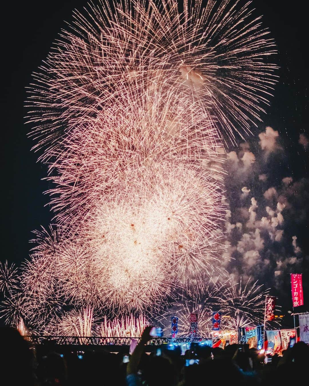 Yuma Takatsukiのインスタグラム：「. . . fireworks . . . . . . いろんな花火の詰め合わせ。 ⁡ 今日はITTOKOで毎月やってる テーマフォトで花火がテーマやったから いろんな花火を集めてみました。 ⁡ 来年こそ花火行きたい。 ⁡ それでは今日もお疲れさまでした！ . Japan X-T4／XF35mmF1.4 R LUMIX S1R／LUMIX S 50mm F1.4 . ―――――――――――――――――――――――――― 関西を中心にフリーランスで活動しています。 Web広告、個人撮影、家族撮影、PR撮影など、 9月以降の撮影依頼募集中です。 ⁡ ⁡Yuma Takatsukiオリジナルプリセットも販売中です。 ⁡プロフィールのポートフォリオサイトからご覧下さい。  またフォトサークルITTOKOという活動をしています。 ⁡ハイライトに色んなイベントをまとめています。 ――――――――――――――――――――――――――」