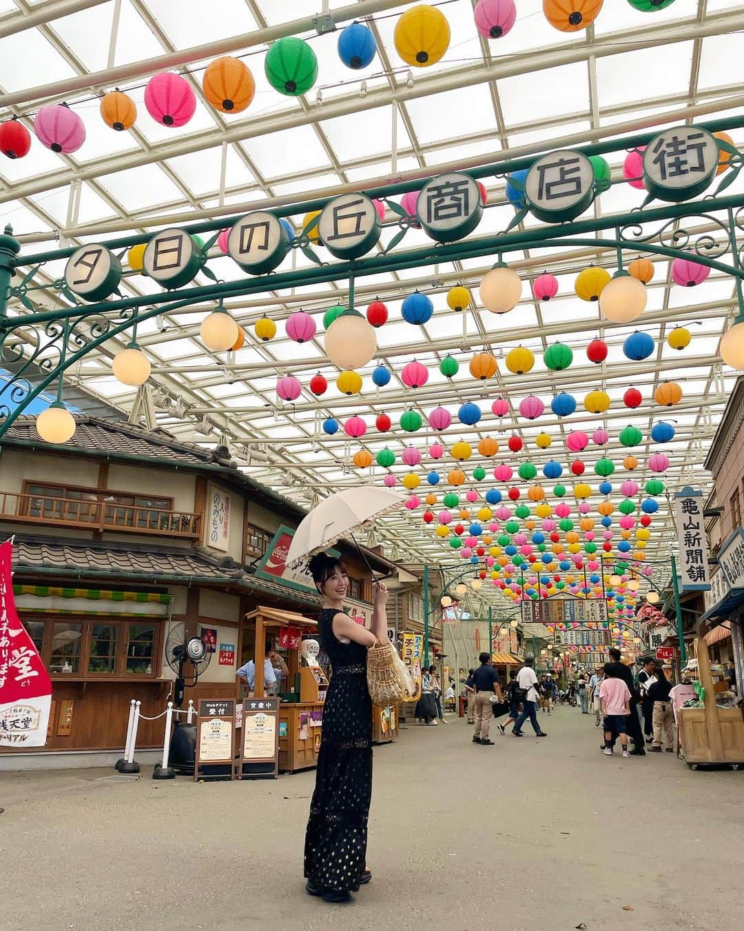 梅野舞のインスタグラム：「西武園ゆうえんちの 昭和レトロ商店街💕 一度行ってみたかった場所✨ ちびまる子ちゃんの時代の様な 街並み😊 色々アップしていくね❣️❣️  まずは商店街の入り口で📸💕  #夏#夏の思い出#西武園ゆうえんち#レトロ#商店街#昭和#昭和レトロ#昭和レトロ商店街#楽しい#街並み#instagood#instagram#instagramjapan」