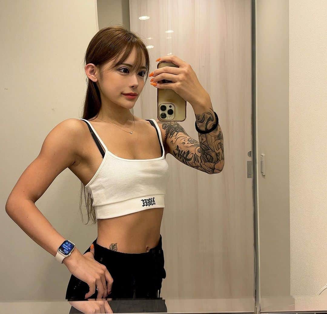 南まりあのインスタグラム：「夏休み、そんなもん無かったけどもうあと1日で終わるね😵‍💫 こゆ写真載せるとまた分かってない人達に言われるんだろうなぁ🤣 あんなに言われるのが嫌だった言葉が今は全く気にならなくなったから人の思考って怖いね🙊 ・ あと少し、長いようで短い🐥 早く来て欲しいけど来て欲しくない様な、複雑😵‍💫 明日も安定に予定ガッツリ詰めてあるので残りのお水を飲みきったら寝ます😌 色々書きたい気持ち沢山あるんだけど、それは一旦落ち着いてから気持ちをぶつけます🤛 ・ 自分のせいで3ヶ月半待ちに待った1口目の感動を半減させたくないので残り全力で幸せになるためにがんばる🔥 #ダイエット#減量#ボディメイク#トレーニング#筋トレ#筋トレ女子#トレーニング女子 #キャバ嬢#六本木」