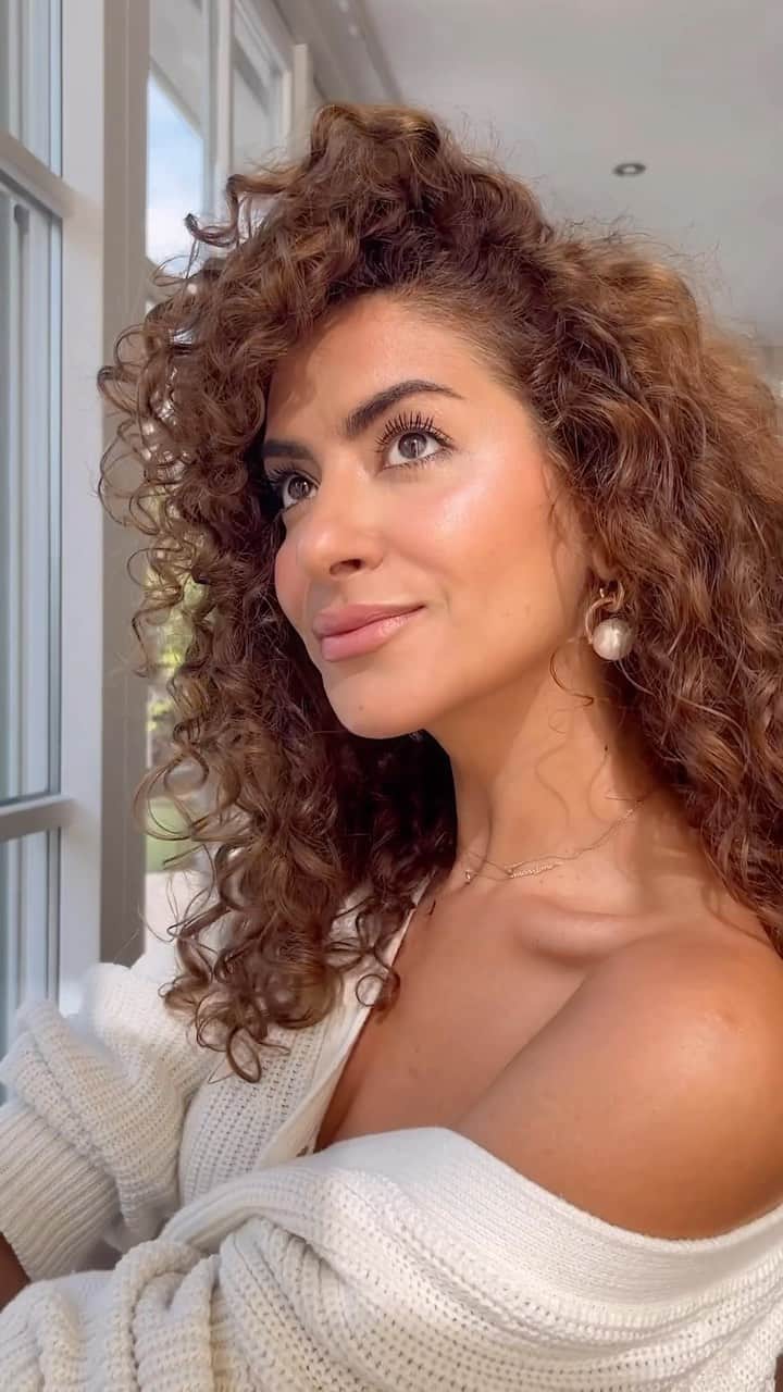 Sarah Angiusのインスタグラム：「As promised my go-to make-up look💋  Products: @fentybeauty All-Over Glow Enhancer @lauramercier Real Flawless Foundation  @benefitcosmetics Boi-ING Cakeless Concealer  @lauramercier Translucent Powder @rarebeauty Silky Touch Highlighter @narsissist Orgasm Blush @narsissist Laguna Bronzing Powder @maccosmetics Eye Kohl Feline Eyeliner  @lancomeofficial Idole Lash Mascara  @anastasiabeverlyhills Brow Powder Duo @lauramercier Longwear Lip Liner Chestnut  @charlottetilbury Lipstick In Love With Olivia  @trinnylondon Lip2Cheek Pia」