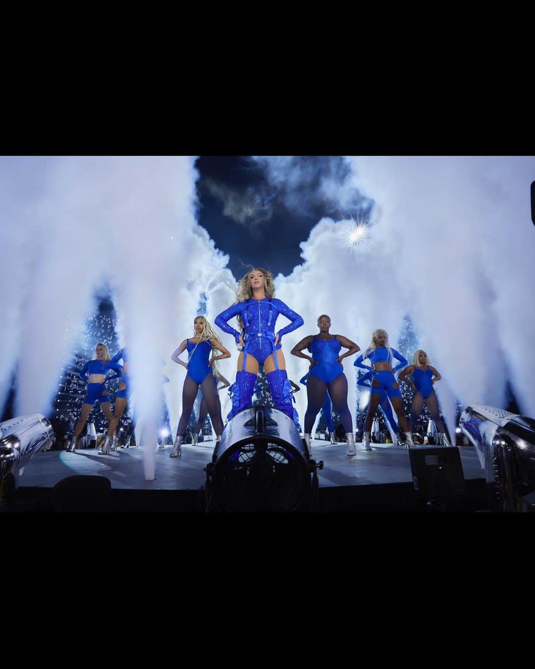 OFF-WHITE C/O VIRGIL ABLOHさんのインスタグラム写真 - (OFF-WHITE C/O VIRGIL ABLOHInstagram)「@beyonce wore a third Off-White™ custom look to perform at the FedExField arena in Landover, Maryland   Off-White™ collaborated with stylist @shionat in bringing the vision to life.   design c/o @ibkamara   #RenaissanceTour」8月31日 0時53分 - off____white