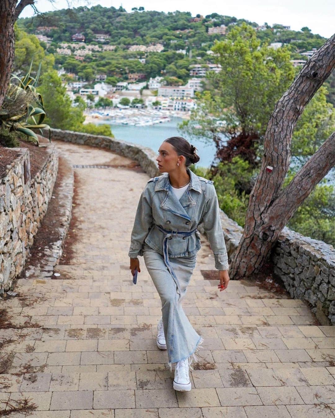 Stradivariusのインスタグラム：「Denim is like bread and butter. It’s an everyday thing. ❣️#stradilooks #stradivarius #denimhub  @yanirarn_ @albaperarnau @_estherespitia @oliviacg」