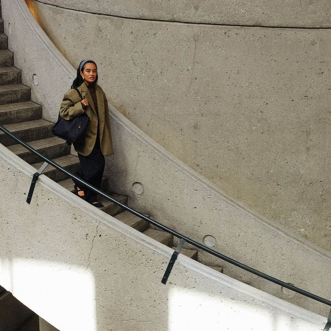 トゥミのインスタグラム：「Spotted: the Valorie Tote on the move with author-podcaster-entrepreneur @oliviavlopez.  #TUMIGeorgica」