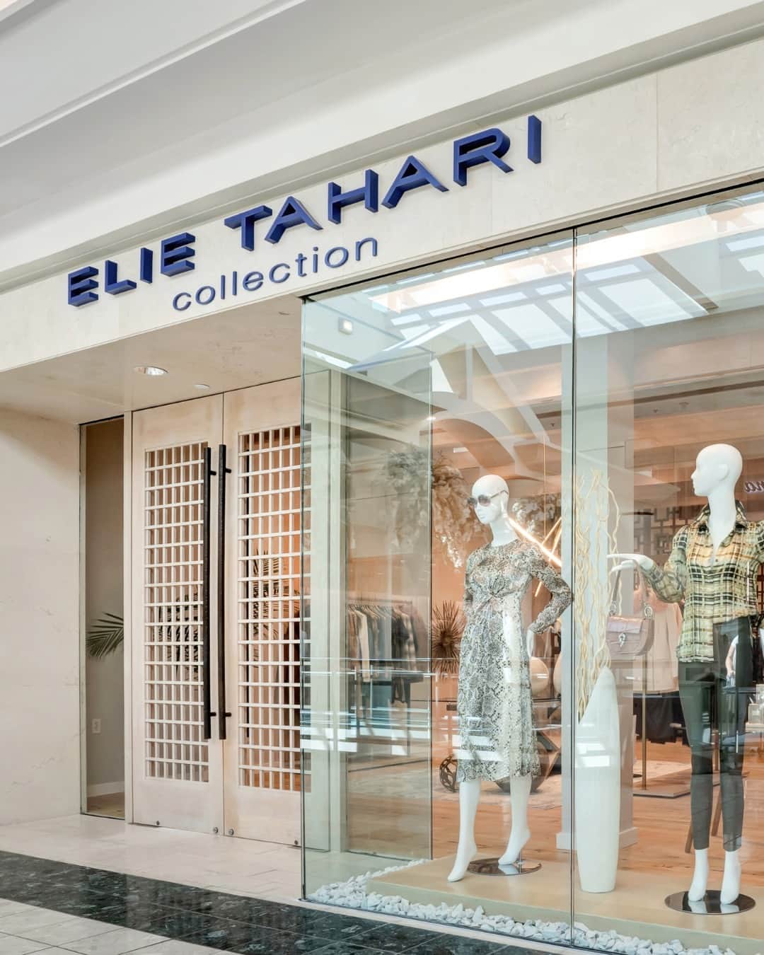 エリータハリのインスタグラム：「We are so happy to announce that our new store has officially opened in Palm Beach Gardens @thegardensmall! Stop on by and say 👋 We have plenty of new arrivals to help you restock your chic fall wardrobe!   📷 @tbcreativegroup」