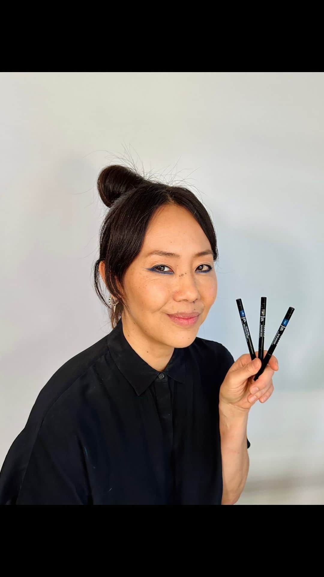 Kara Yoshimoto Buaのインスタグラム：「Punky Blue Reverse Cat Eye with CHANEL💙 @welovecoco #welovecoco @chanel.beauty   Products CHANEL  Stylo Yeux Waterproof Eyeliners in Bleu Métal, Marine, and Gris Graphite  • • •  The Biggest, Brightest Blue Supermoon  of the year is WEDNESDAY August 30 in Pisces at 6:35PM Pacific Time  To celebrate this magical moon and acknowledge the retrograde season, I gave myself a Punky Blue Reverse Cat Eye  The Super Blue Moon, the most luminous celestial event of the year, emerges a surge of energy poised to cleanse the slate. Embracing the release of what no longer serves creates space for beauty to flourish. In the unfolding weeks and months, expect profound insights and personal growth. Patience shapes decisions positively. The dance of seven retrograde planets might rekindle the past, impacting communication.   Cultivate practices to clear, align,  and stabilize your Bio-Magnetic Field, absorb more Light Photons and awaken your intuition to empower the manifestation of your not-so-hidden-anymore supernatural abilities. The full moon in Pisces represents deep healing and transformation, aligning with our evolving quantum reality. Releasing the past sets the stage for positive change, an Alchemical Beauty born from the convergence of the supermoon’s energy and the intricate retrograde dance is a rare opportunity to finally make our dreams a reality.  In the presence of a full moon, one might consider the subtle influx of photonic particles gracing us. Exercise, it is said, invites energy into our being, flowing through our meridians. During a Super Blue Full Moon, a  chance emerges to nurture and expand our Aura,  our Bio-magnetic Field blooms 🌙  #makeupartist #chanelmakeup #chanelmakeupartist #chanelbeauty #simplemakeupbykara #makeupbykara #alchemicalbeautybykara #alchemicalbeauty #makeupbykarayoshimotobua #reels #bluemoon #reelsvideo #reelsinstagram」