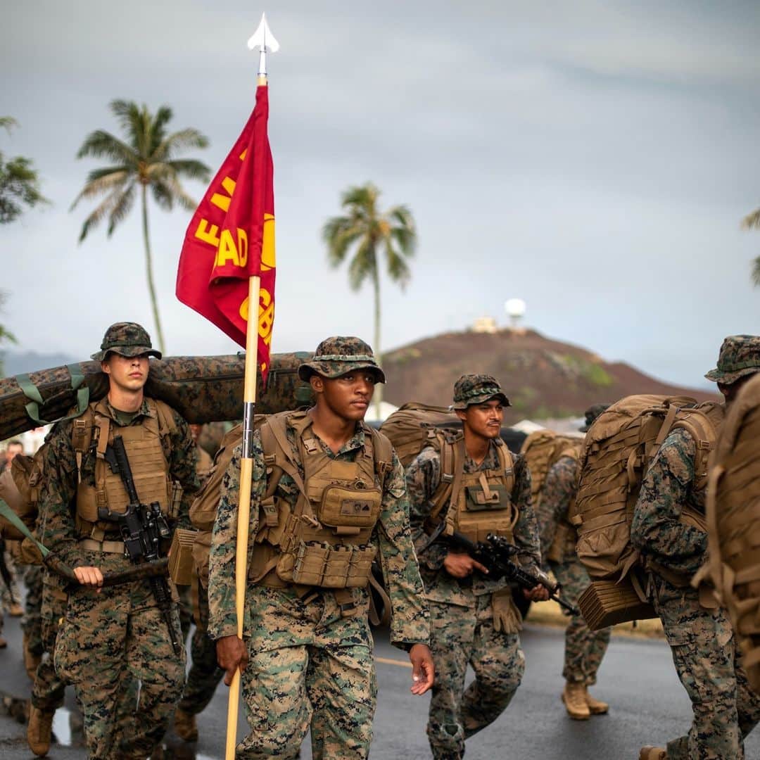 アメリカ海兵隊さんのインスタグラム写真 - (アメリカ海兵隊Instagram)「Step It Out 🥾  📍  @MCB_Hawaii (Aug. 25, 2023)  #Marines with @3dmardiv conduct a 10-kilometer sustainment hike.  Sustainment hikes contribute to the Marines' overall warfighting capabilties by maintaining physical and mental fitness.   📷 (U.S. Marine Corps photo by Sgt. Israel Chincio)  #USMC #SemperFi #Training #hike」8月31日 0時57分 - marines