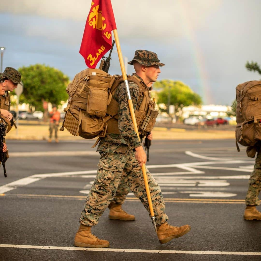 アメリカ海兵隊さんのインスタグラム写真 - (アメリカ海兵隊Instagram)「Step It Out 🥾  📍  @MCB_Hawaii (Aug. 25, 2023)  #Marines with @3dmardiv conduct a 10-kilometer sustainment hike.  Sustainment hikes contribute to the Marines' overall warfighting capabilties by maintaining physical and mental fitness.   📷 (U.S. Marine Corps photo by Sgt. Israel Chincio)  #USMC #SemperFi #Training #hike」8月31日 0時57分 - marines