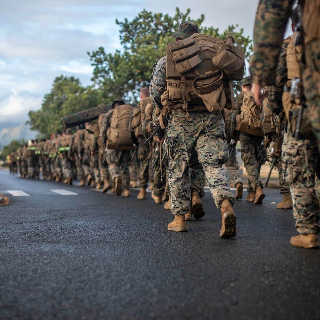 アメリカ海兵隊さんのインスタグラム写真 - (アメリカ海兵隊Instagram)「Step It Out 🥾  📍  @MCB_Hawaii (Aug. 25, 2023)  #Marines with @3dmardiv conduct a 10-kilometer sustainment hike.  Sustainment hikes contribute to the Marines' overall warfighting capabilties by maintaining physical and mental fitness.   📷 (U.S. Marine Corps photo by Sgt. Israel Chincio)  #USMC #SemperFi #Training #hike」8月31日 0時57分 - marines