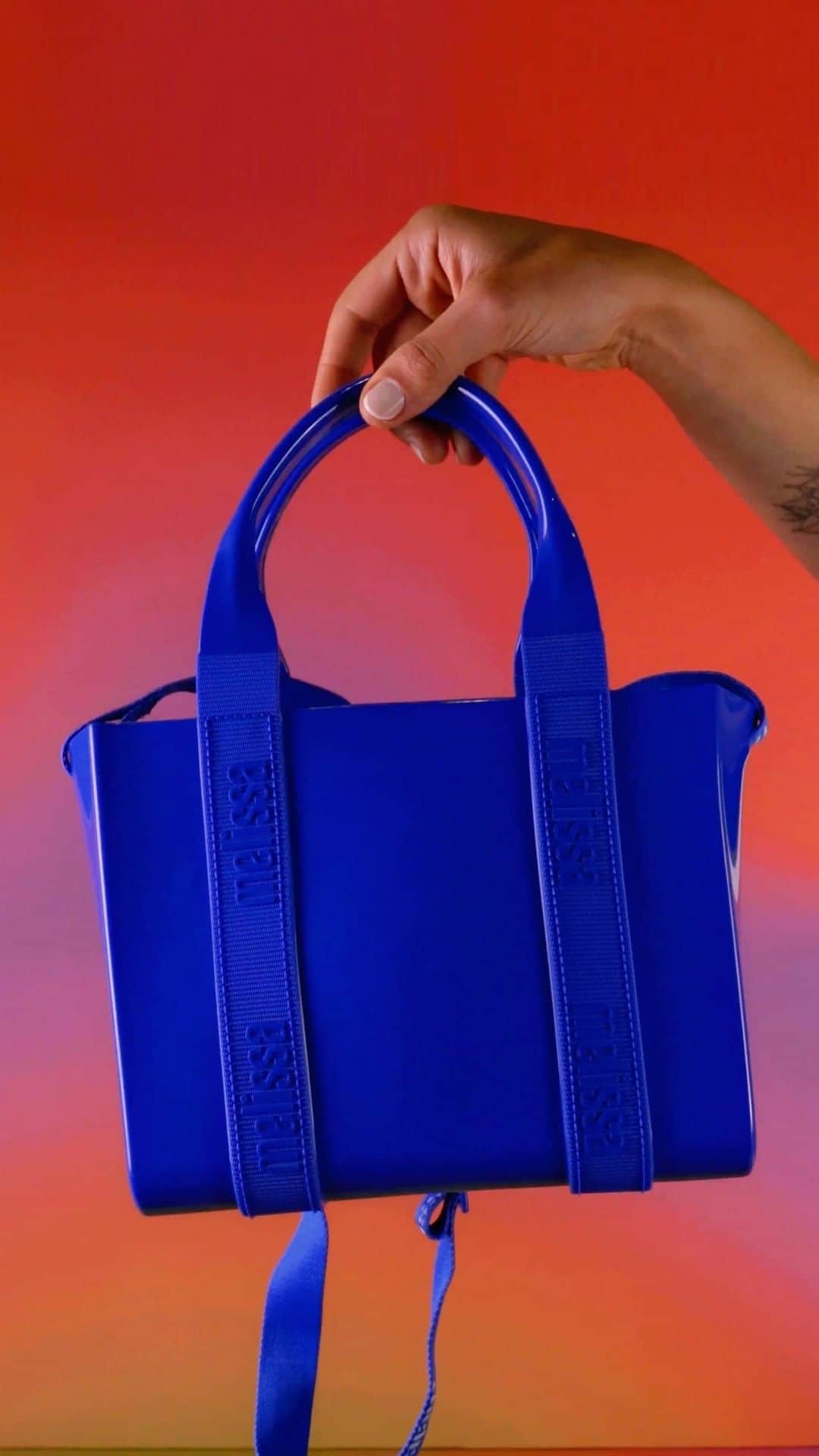 メリッサのインスタグラム：「Fecha os olhos e toca na tela pra escolher a sua nova bag 🧡#MelissaCloseBag e #MiniMelissaDulceBag já estão disponíveis em melissa.com.br!」