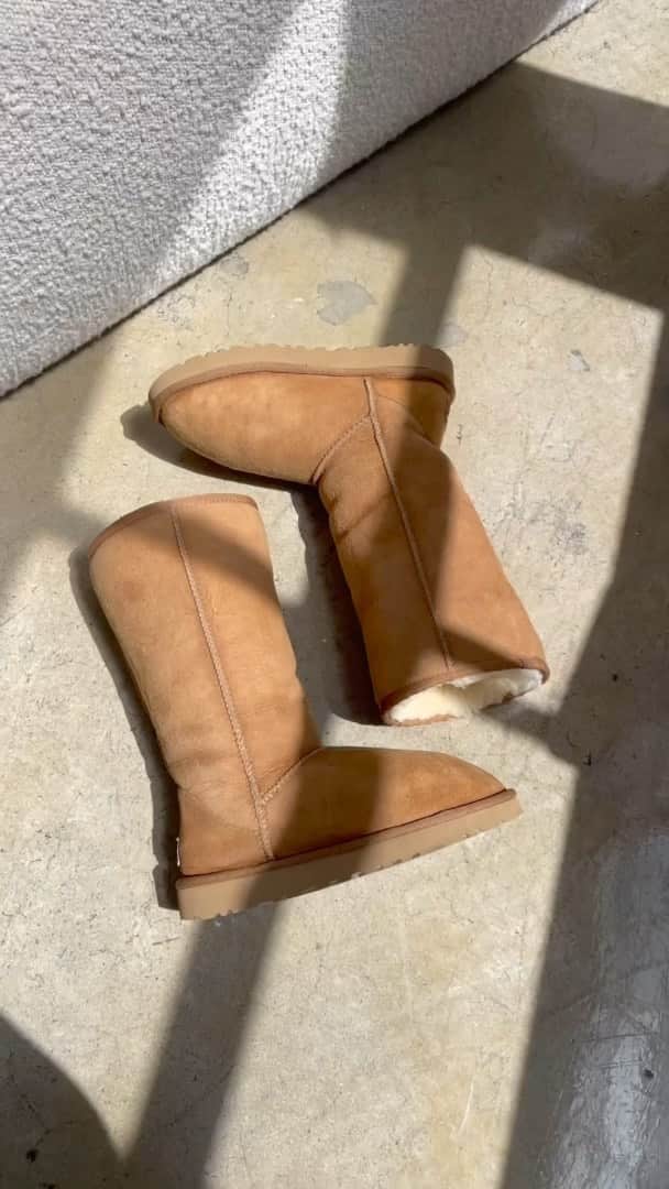 アグのインスタグラム：「It’s out with the old and back in with the old.  Time to send your boots to UGGRenew and have them coming back looking new.  #UGG #FeelsLikeUGG #UGGRenew」