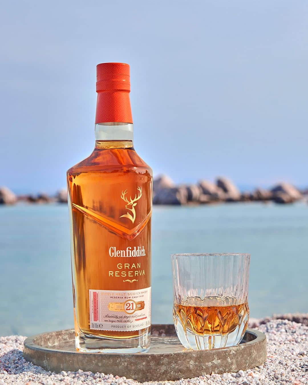 Glenfiddichのインスタグラム：「The heat is ringing in refreshing tastes of sharp ginger and energizing lime. Stay cool with the tropical breeze of our 21 year old Gran Reserva.  Raised in Scotland. Roused by the Caribbean.  Skilfully crafted. Enjoy responsibly. #Glenfiddich #GranReserva」