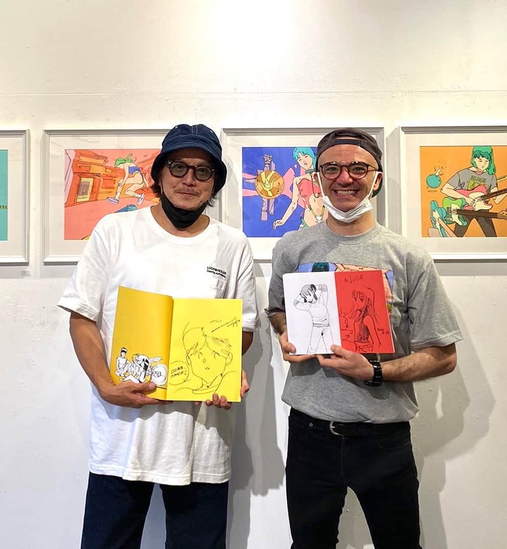 江口寿史のインスタグラム：「思い起こせば初めて阿佐ヶ谷でやっていたルカの個展に行ったのは2021年８月13日。個展見たあと、ちょうど日本に里帰りしていたLA在住のマンガ家 井上三太先生も交えて飲んだのだった。あれからまるっと２年だなあ。コロナ真っ最中だったな。  @luca.tieri  @santainoue」