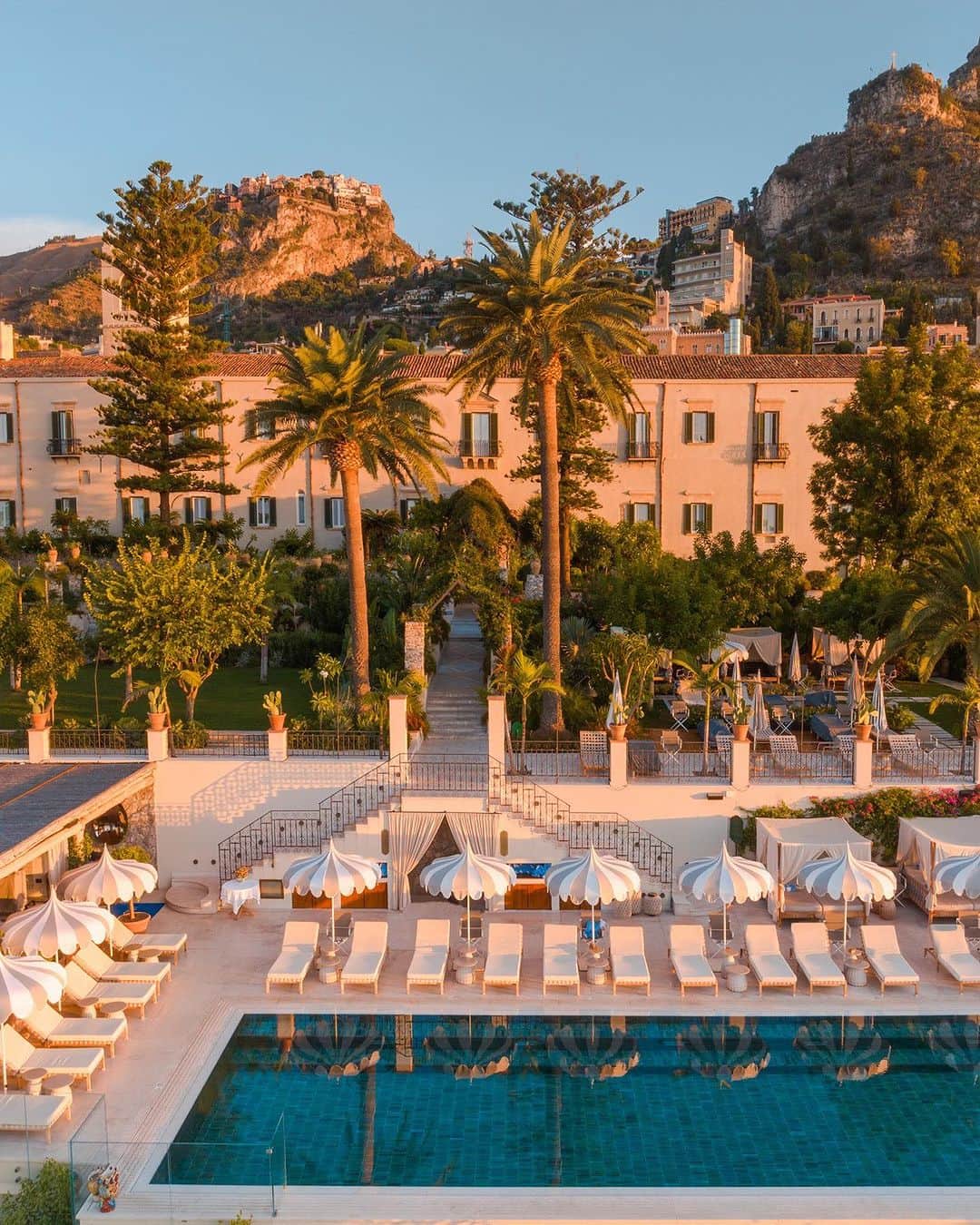 BEAUTIFUL HOTELSのインスタグラム：「@danieleragazzini shows us Sicilian luxury at its finest at San Domenico Palace. 🇮🇹 This elegant haven is a true masterpiece of elegance and history, nestled among historic ruins and overlooking the sparkling sea. ✨ With its impeccable service, breathtaking views and a dash of Italian flair, it's a true slice of paradise. 🌴  📸 @danieleragazzini 📍 @fstaormina, Taormina, Sicily, Italy」