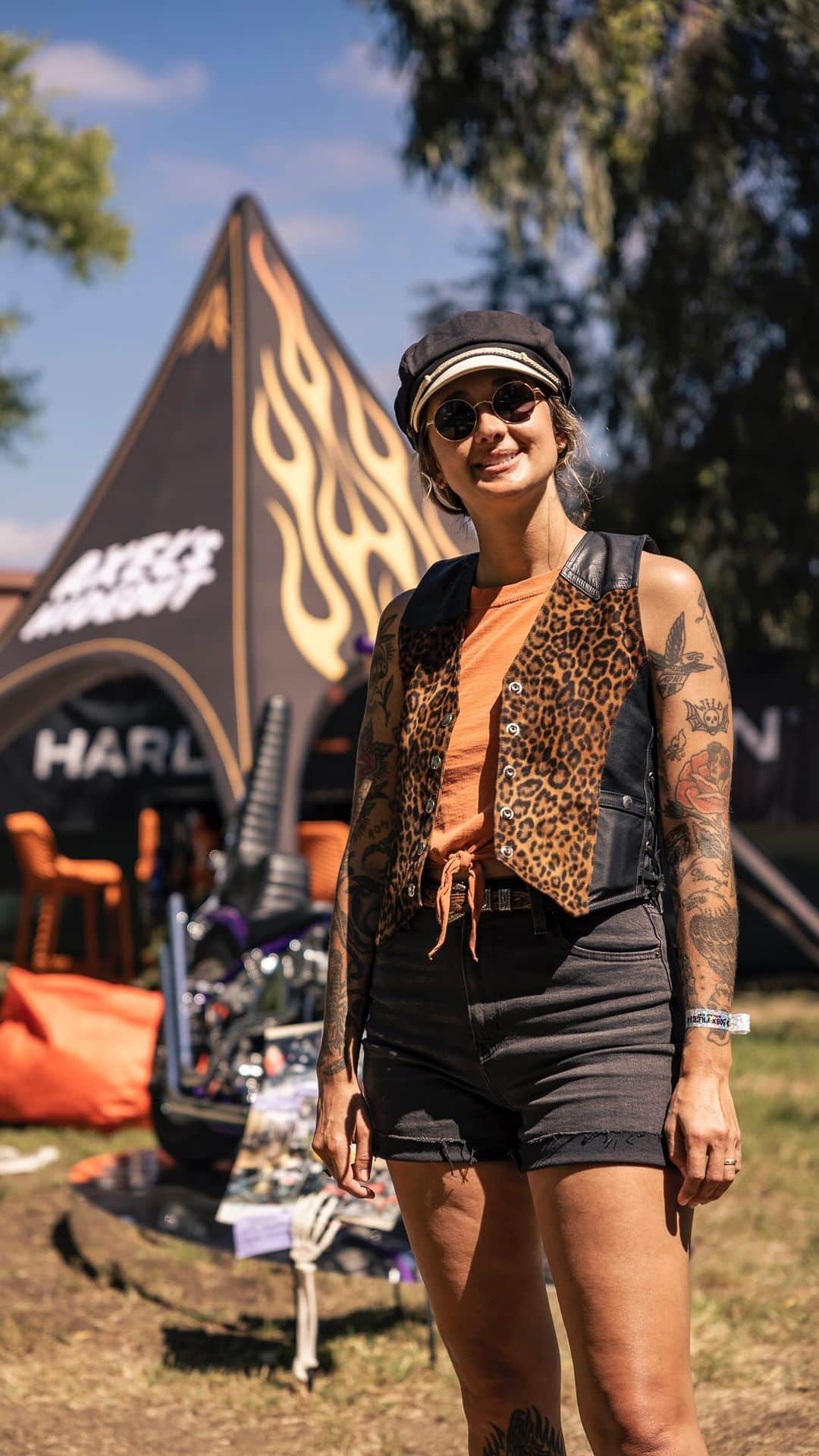 Harley-Davidsonのインスタグラム：「Axel’s Hideout, the brainchild of @actuallyitsaxel, had its first exhibition at @bornfreeshow 14 earlier this summer in California and will continue at Born-Free Texas 2 this fall.  Meet the women involved and learn about their bikes in an exclusive content series on the H-D App. Once you’re a member, just search “Axel’s Hideout” in Groups.  Become a member for free today at the link in bio. ​  #HarleyDavidson #AxelsHideout #bftexas #bftexas2 #bornfreeshow #bornfreetexas」