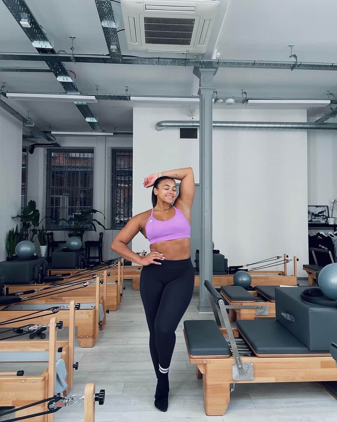 のインスタグラム：「One door closes… another one opens✨  Beyond excited to be starting my journey with @thereformerstudio 🤸🏽‍♀️  I can’t wait to fall in love with Pilates even more than I already have. It’s such a change in pace for me and I can’t wait for the challenge. Constantly learning and evolving into the person I want to be and this couldn’t be more aligned with my values for health, wellness and fitness 🫶🏽   Feeling very lucky I get to work in such beautiful studios from now on🩰」