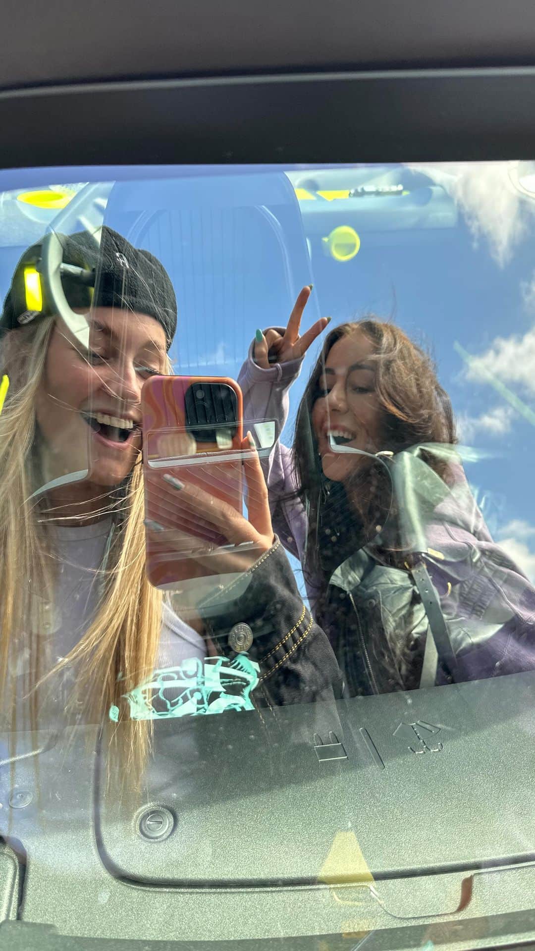 Marije Zuurveldのインスタグラム：「Met wie zou jij in deze ride door de stad willen scheuren? Het kan niet anders dan dat Marije me 5 sterren heeft gegeven voor deze taxirit naar Colorado Charlie. Samen cruisen we in de @opelnl Rocks Electric door haar geliefde Den Haag (mooie stad, achter de duinûh). #OpelRocks #Opel *ad」