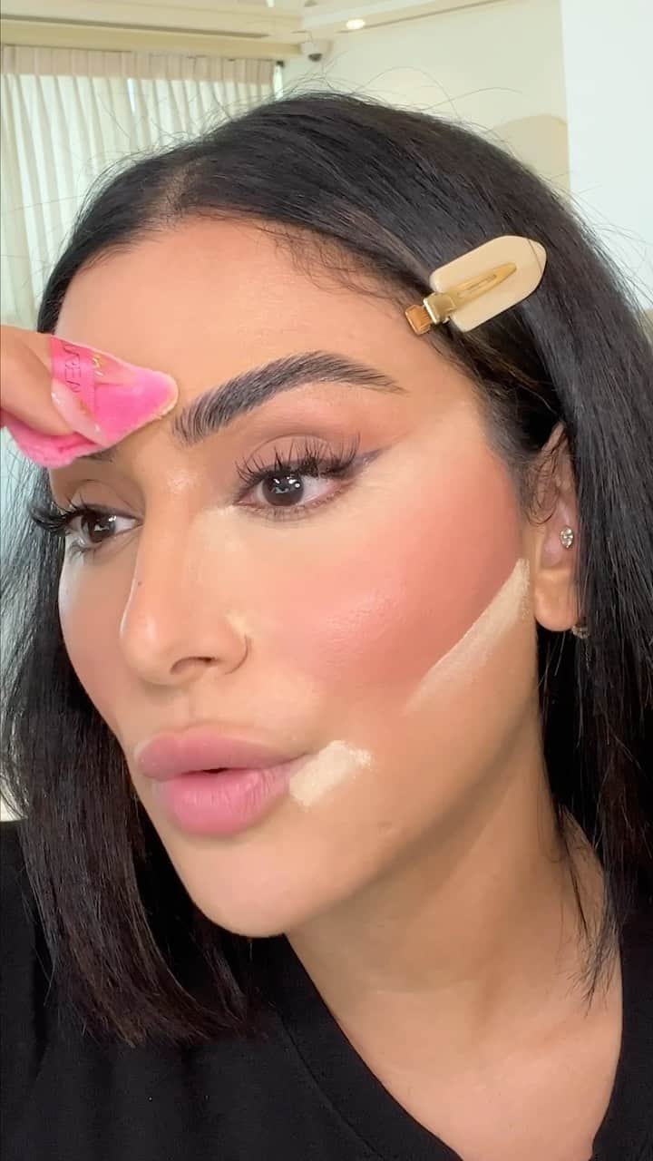 Huda Kattanのインスタグラム：「Baking is the new contour? I’m obsessed #hudabeauty #hudabeautyeasybake」