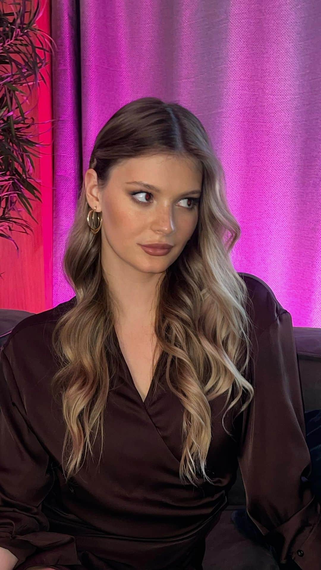 Nastya Skoptsovaのインスタグラム：「Новый выпуск уже на канале 💜  Ссылка в описании」