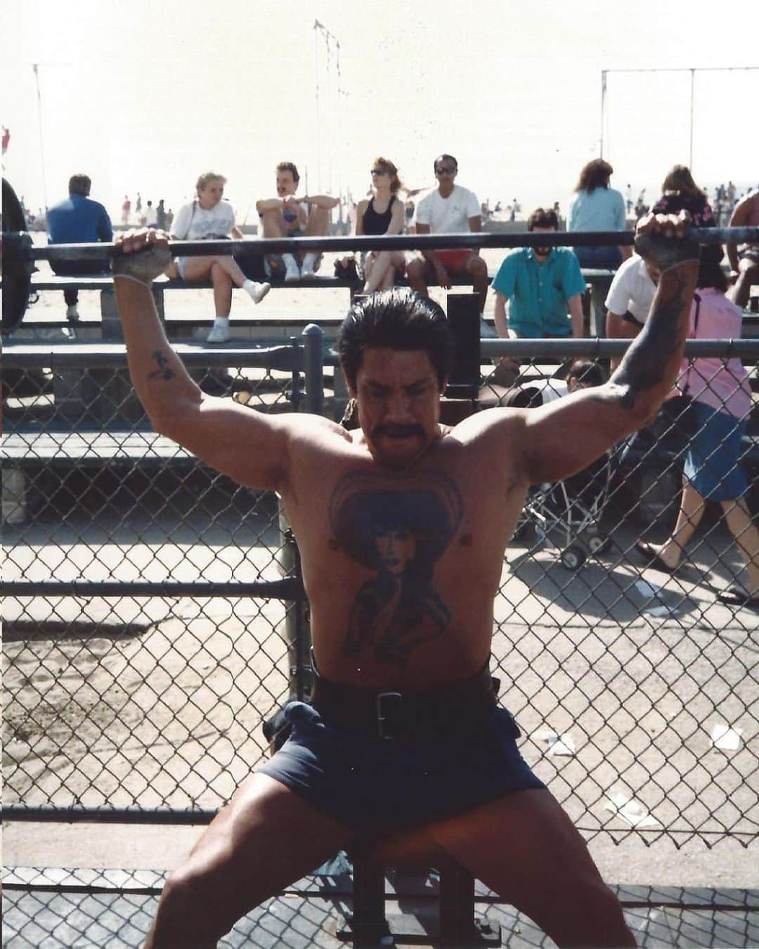 ダニー・トレホさんのインスタグラム写真 - (ダニー・トレホInstagram)「Lifting weights at Muscle Beach #NationalBeachDay」8月31日 1時18分 - officialdannytrejo