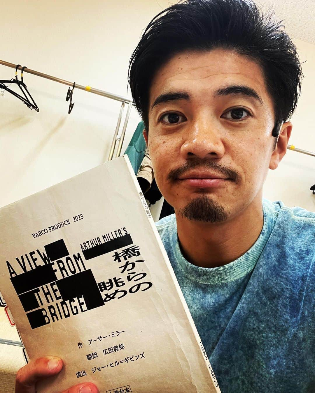 和田正人さんのインスタグラム写真 - (和田正人Instagram)「小屋入り。  舞台 #橋からの眺め まもなく開幕。  劇場に来てから正直びっくりした！！  衣装合わせで、奇抜に感じた衣装が、本番セットの前に立つとしっくりくる、この感覚。  イギリス人クリエイターが見えてる先の感覚に、正直、今はワクワクしかない。笑  先進的なアートな芸術作品に足を運んで欲しい！！  9月2日（土）東京芸術劇場プレイハウスにて開幕。」8月31日 1時14分 - daaaaaawaaaaaa