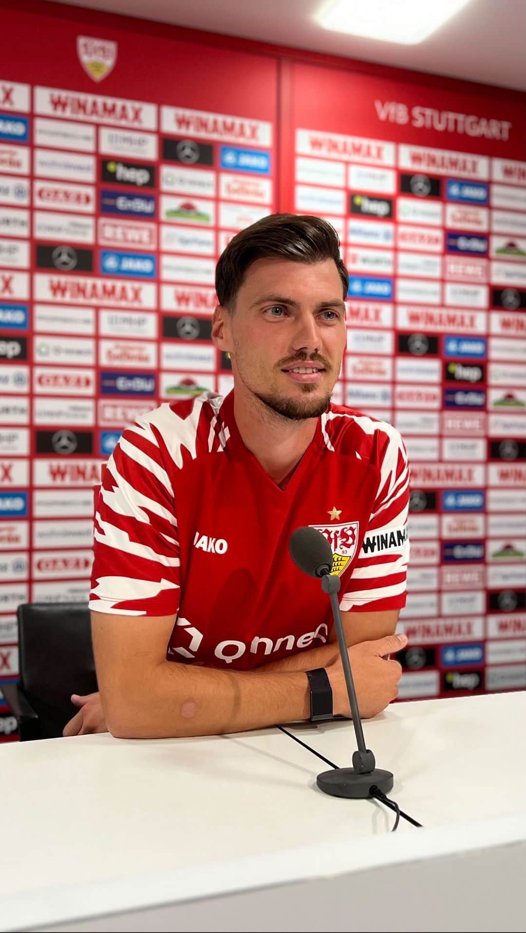 VfBシュトゥットガルトのインスタグラム：「Naaa, Pascal – wer ist der aller, aller, aller, aller beste Verein der gaaanzen Welt? 😬⚪🔴 So stellt sich unsere Nummer 15 bei der VfB Presseprompterenz vor #VfBSCF an! 🎥➡ Link zum ganzen Video in der Story!  #pressekonferenz #Stenzel #VfB #vfbstuttgart #vfbstuttgart1893 #auscannstatt #furchtlosundtreu #VfBInsta」