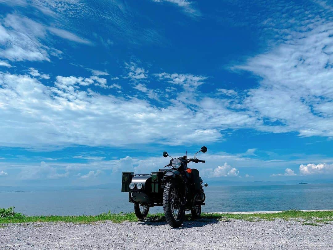 Ural Motorcyclesさんのインスタグラム写真 - (Ural MotorcyclesInstagram)「今日は夏の最後の日！🌞 バイクのベストシーズンがもうすぐやってきますね！🏍️ あなたの秋の　#ウラルアドベンチャー の準備は整っていますか？🍂✨ 写真　by Urai_Japan_san (twitter)」8月31日 12時08分 - ural_japan_official
