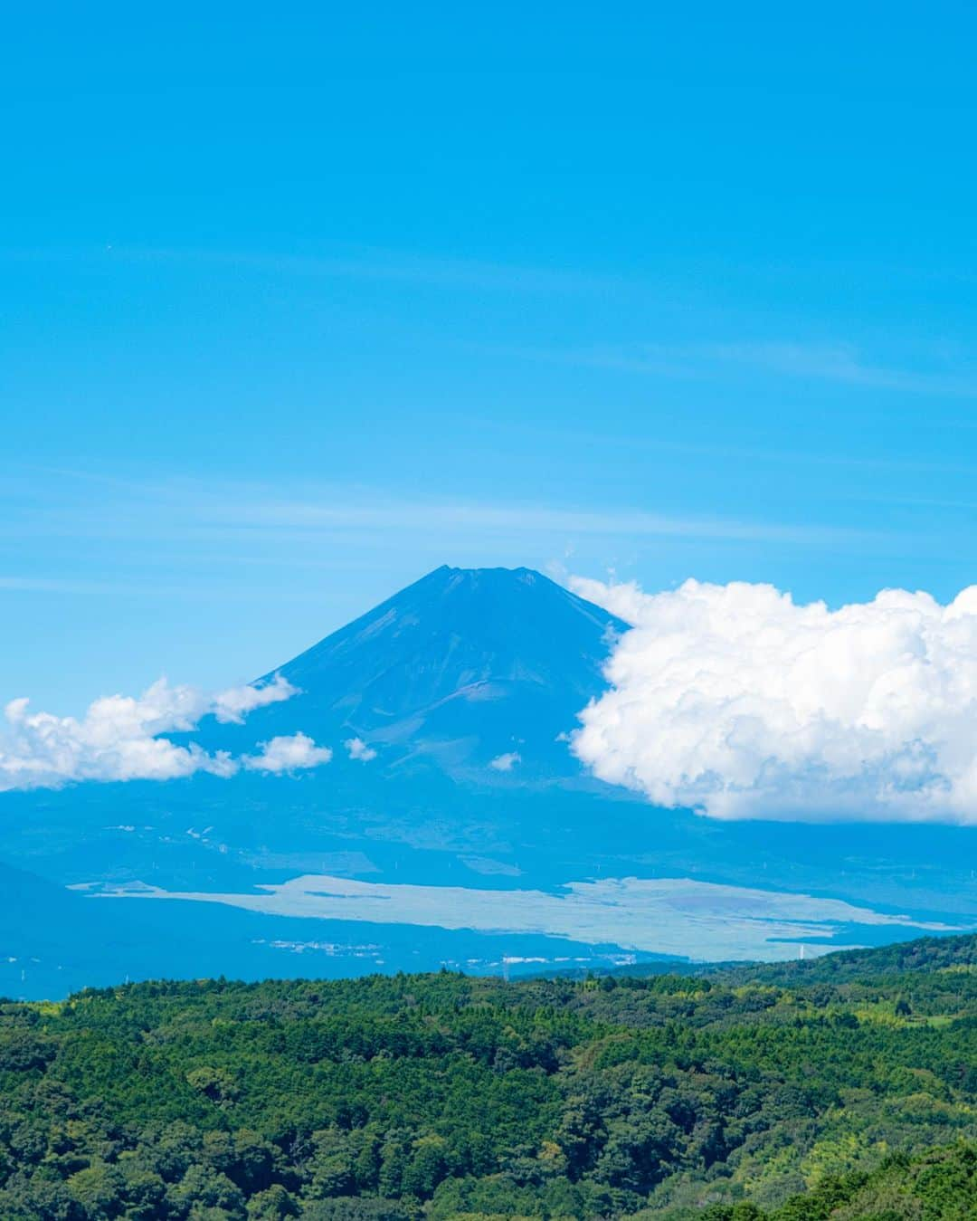 豊大槻のインスタグラム：「Camera: FUJIFILM X-H2 16-80mm f10 SS1/250 ISO200 ・ ・ 移動の合間 富士山が見えたので 思わずシャッターを... ・ ・ 富士山の雪解け水が 夏に湧き水を生むって なんか神秘的 ・ ・  #富士山  #夏の富士山  #夏の景色  #風景  #自然  #写真  #写真好きな人と繋がりたい  #カメラマン  #映像クリエイター  #三島  #花が好き  #自然が好き  #海が好き  #癒し  #mtfuji  #mountain  #view  #countryside  #country  #healing  #photo  #clearwater  #photography  #nature」